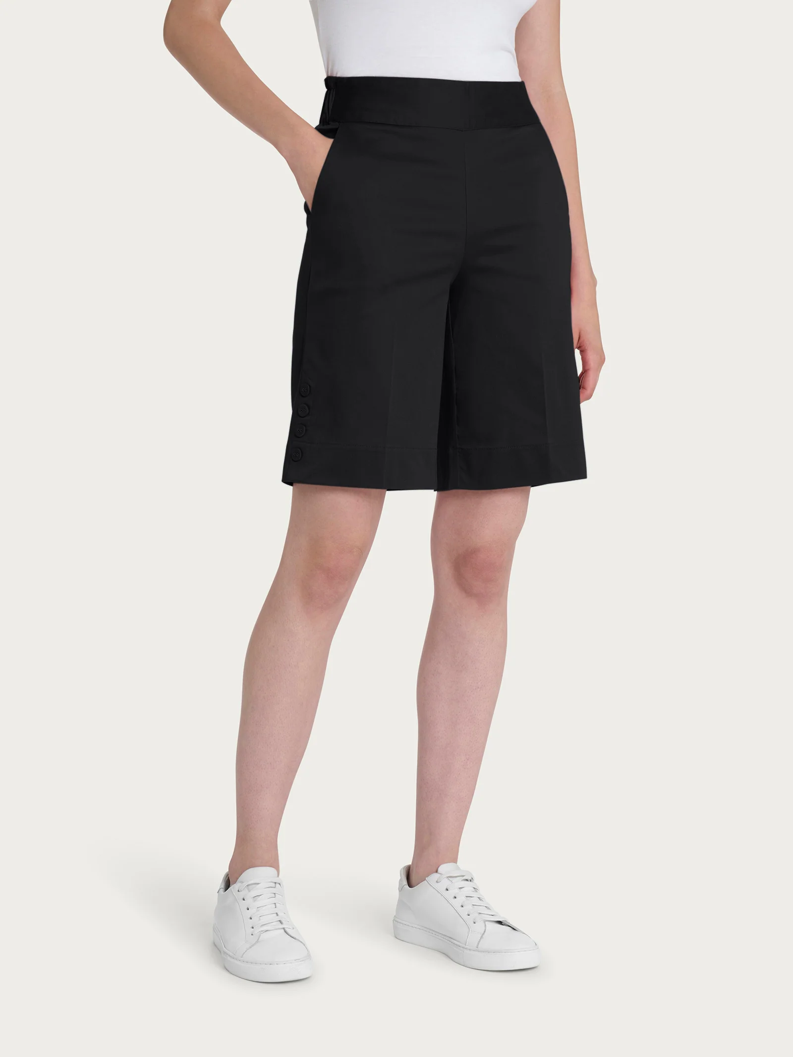 Bermuda con tasche e bottoni in Satin Power - Nero