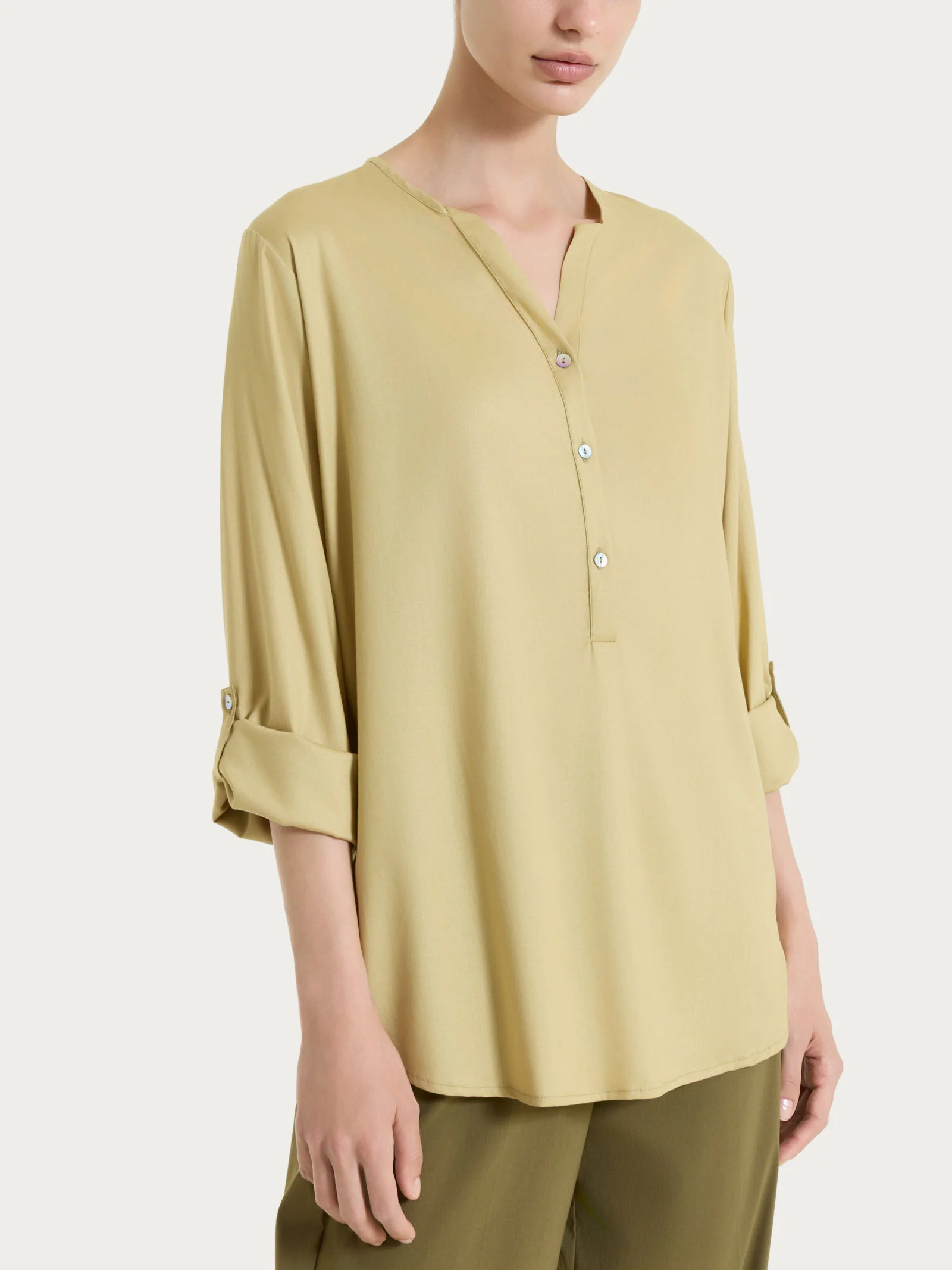 Blusa a serafino con manica risvoltabile in Voile Stretch - Khaki