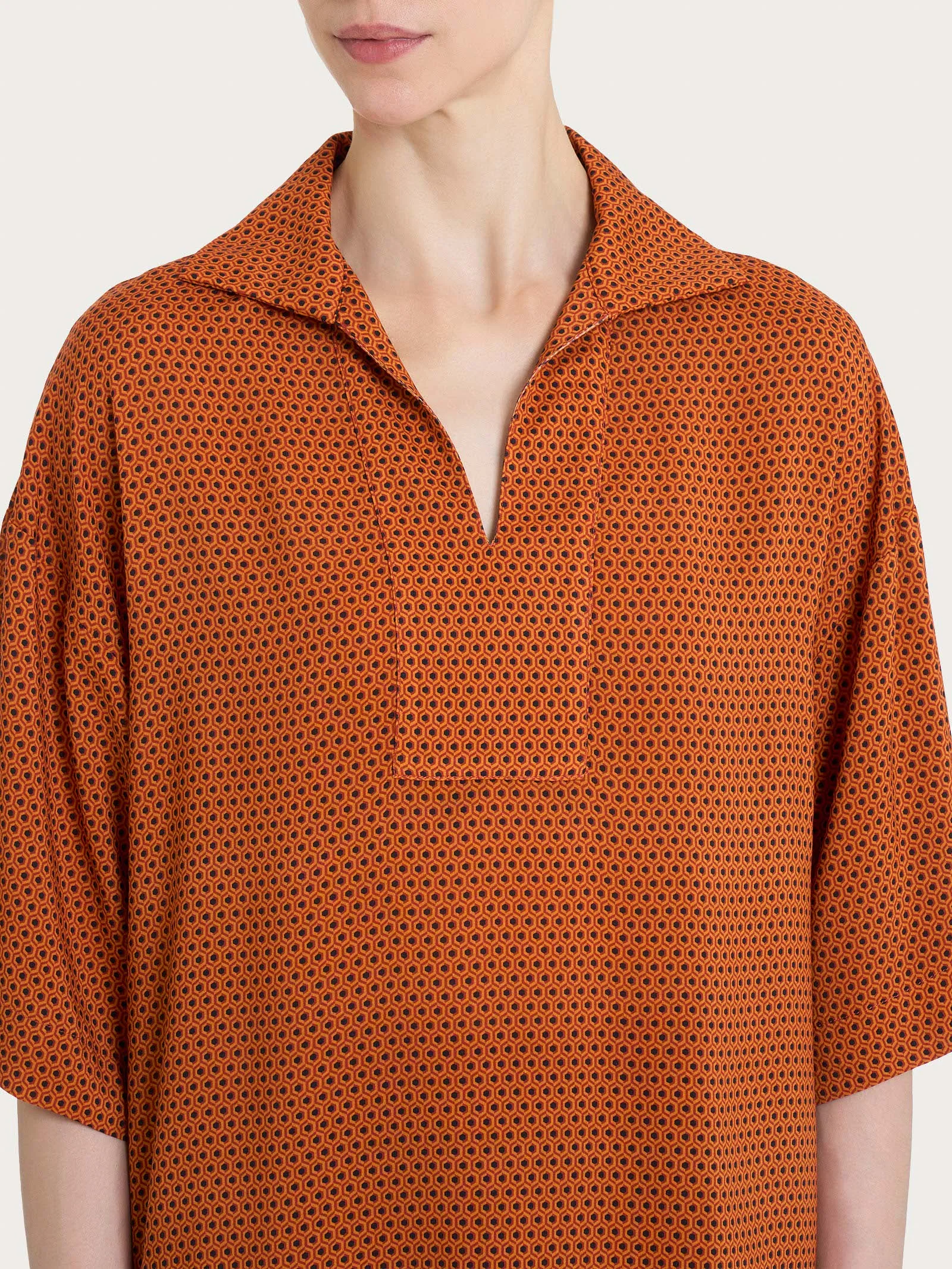 Blusa con colletto e hexagon pattern in Ecoseta - Fant. Red Ochre - Image 3