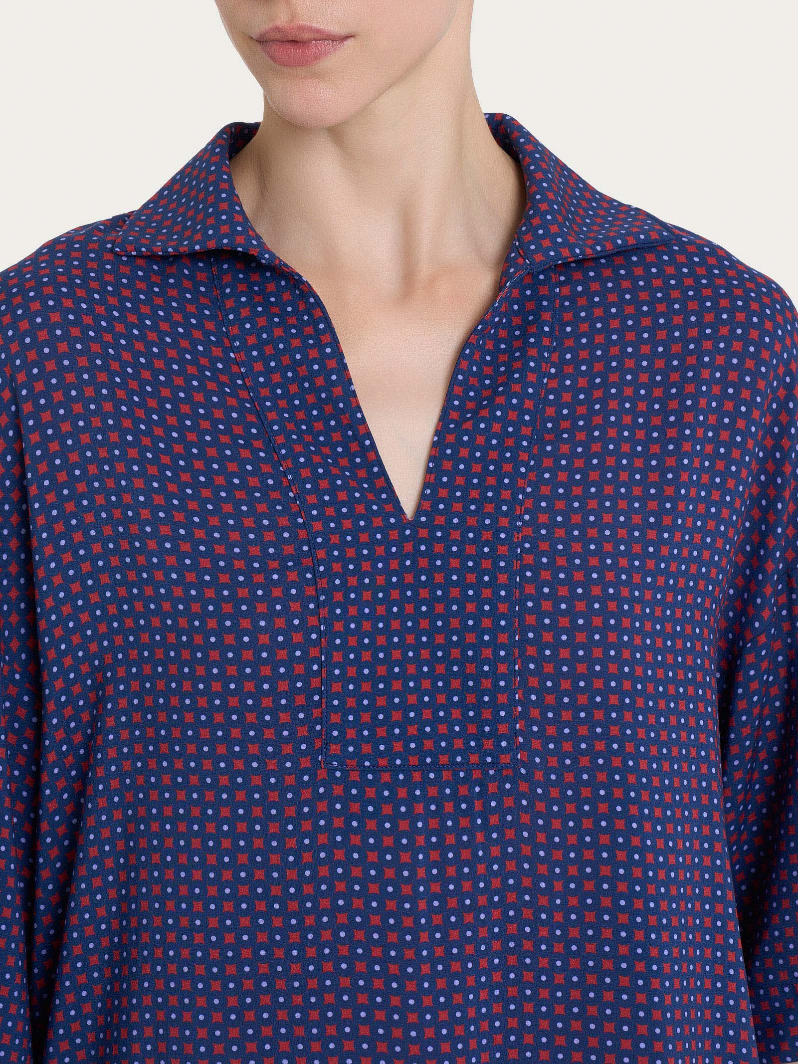 Blusa con colletto e micro pattern in Ecoseta - Fant. Salsa - Image 3