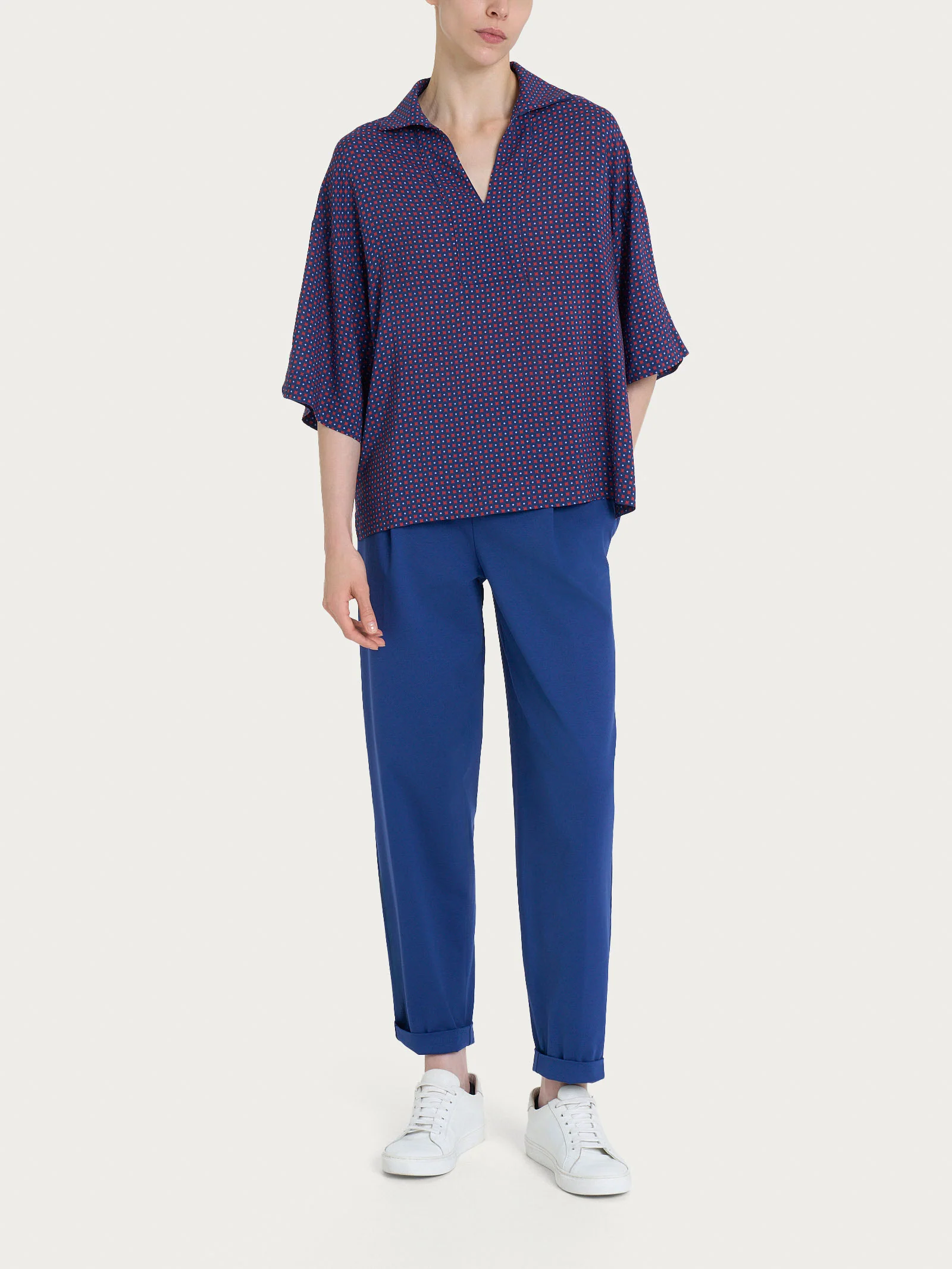 Blusa con colletto e micro pattern in Ecoseta - Fant. Salsa - Image 4