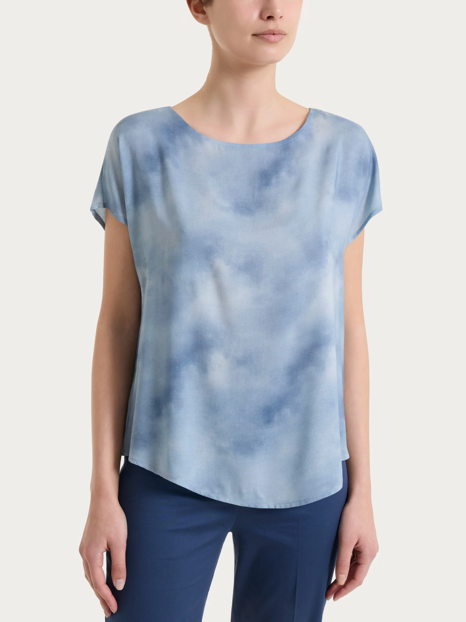Blusa con manica corta e fantasia in EcoSeta - Fant. Blue Fog