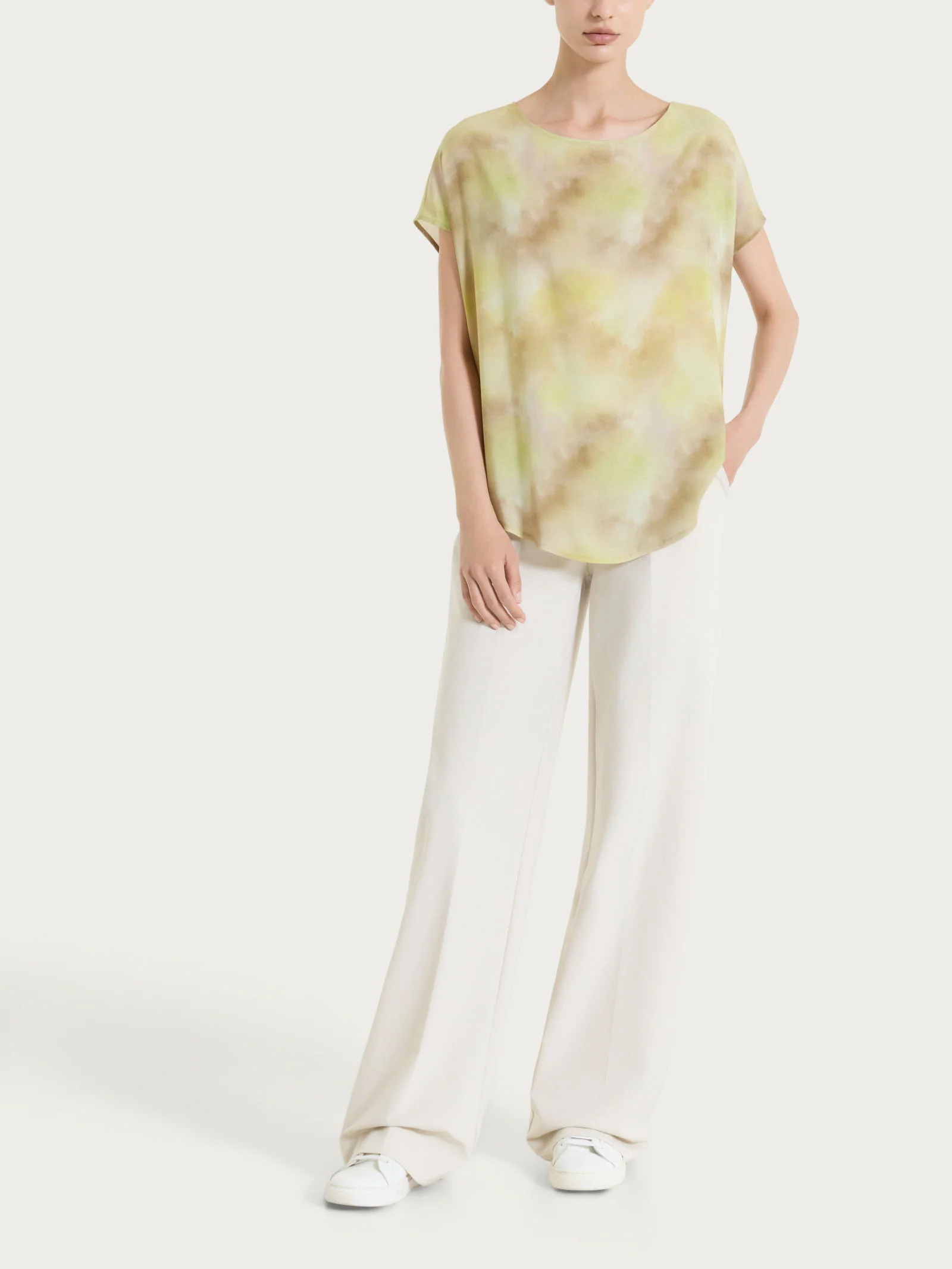 Blusa con manica corta e fantasia in EcoSeta - Fant. Khaki - Image 5