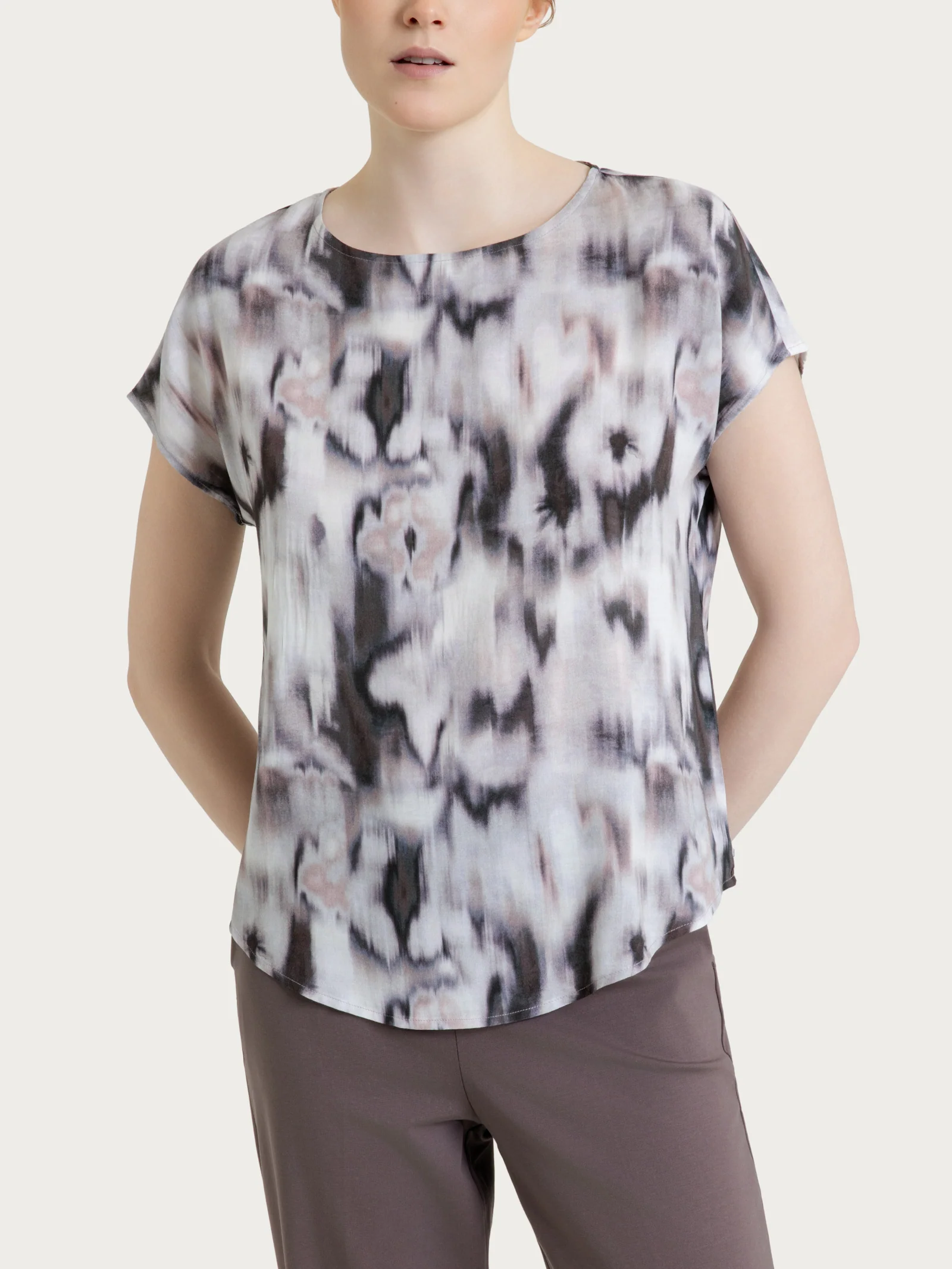Blusa con manica corta e fantasia in EcoSeta - Fant. Raisin