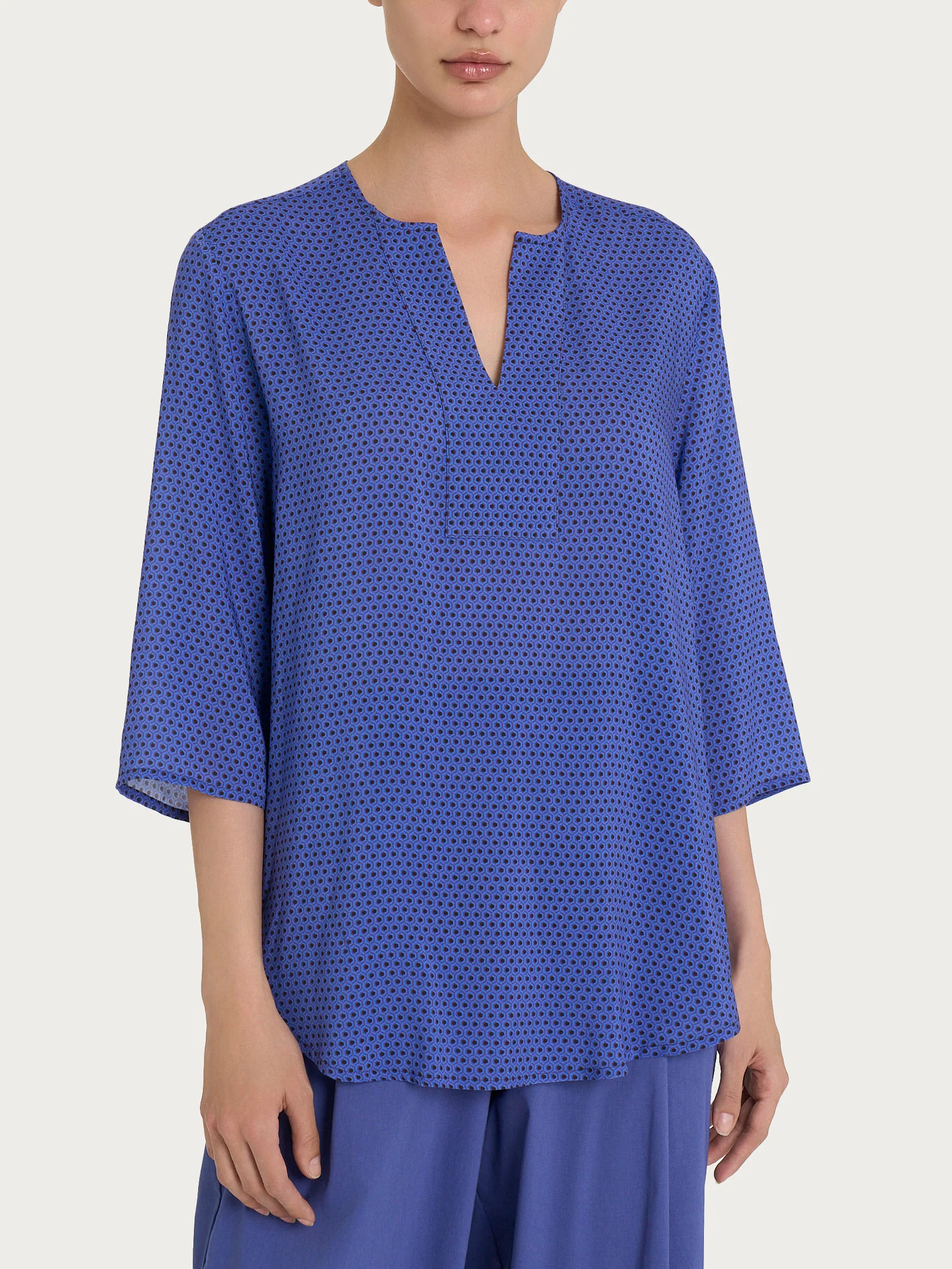 Blusa con scollo a V e hexagon pattern in Ecoseta - Fant. Dazzling Blue
