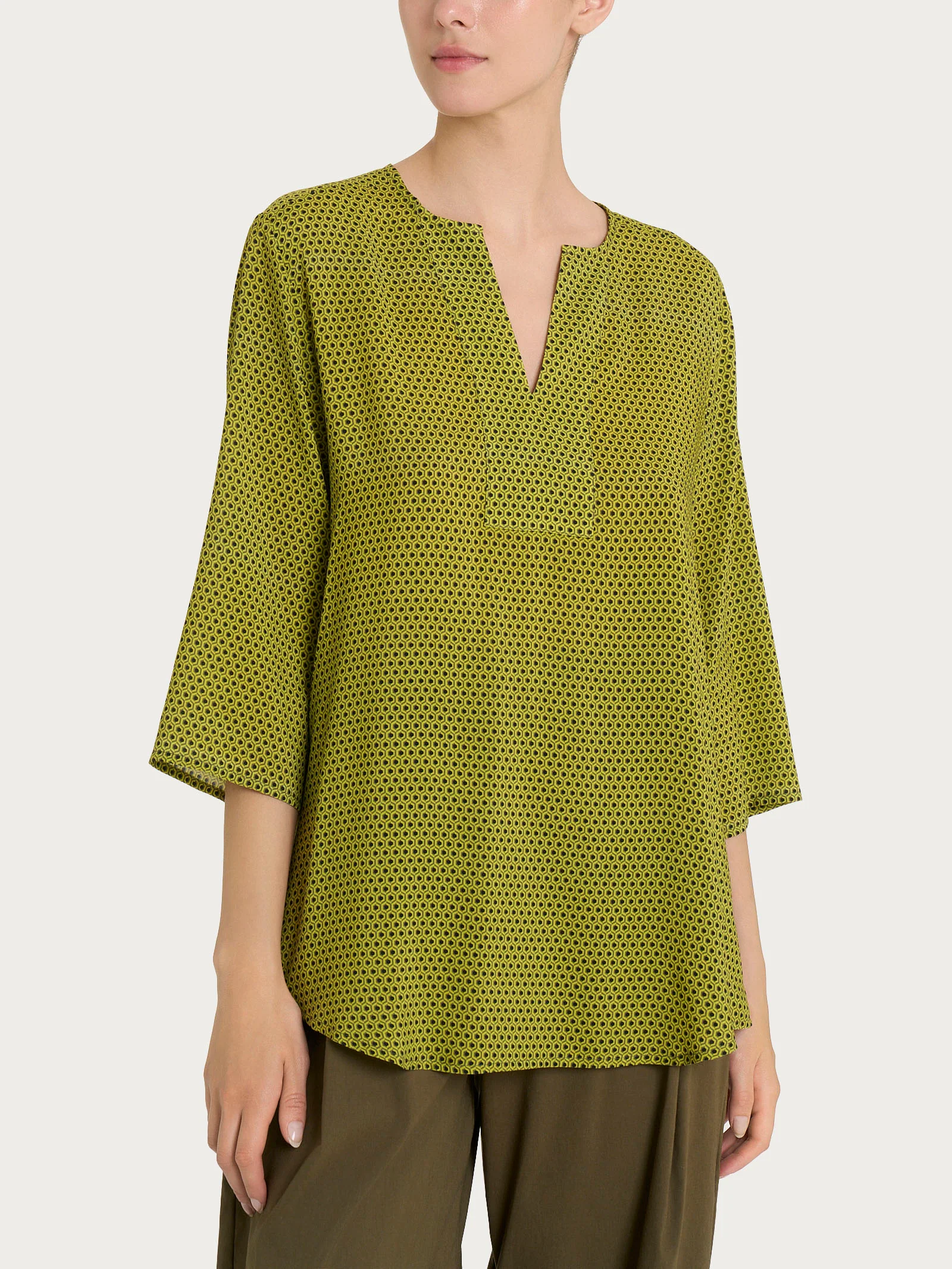 Blusa con scollo a V e hexagon pattern in Ecoseta - Fant. Sphagnum