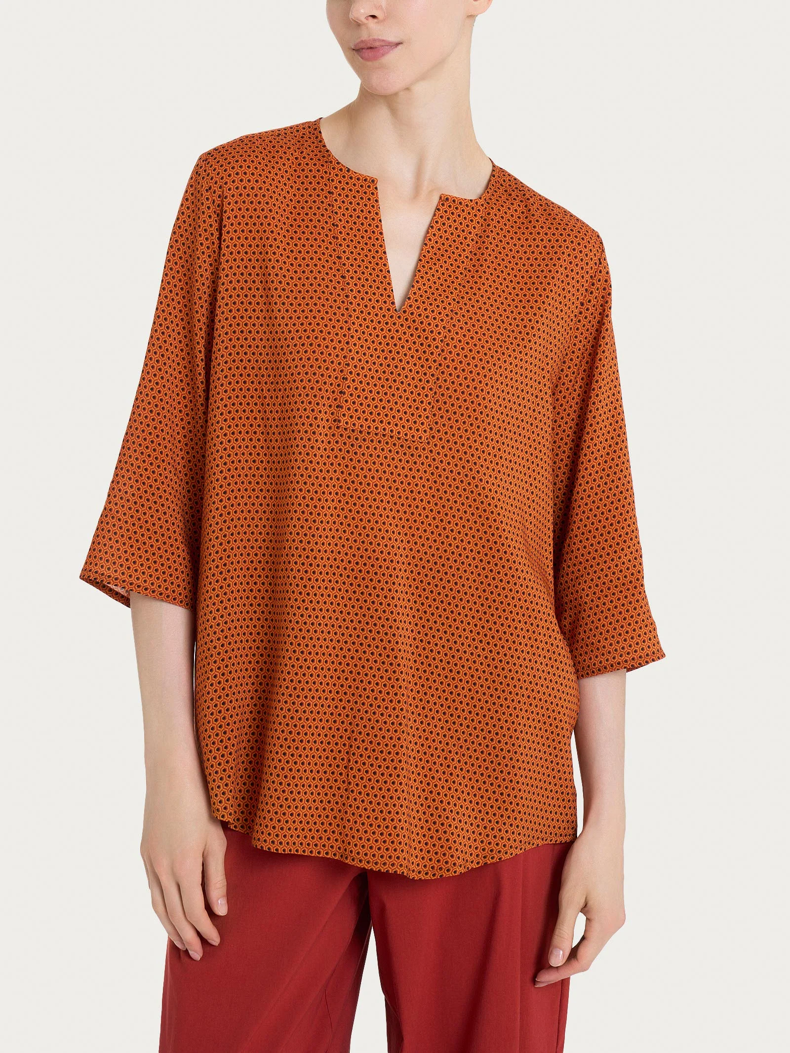 Blusa con scollo a V e hexagon pattern in Ecoseta - Fant. Red Ochre