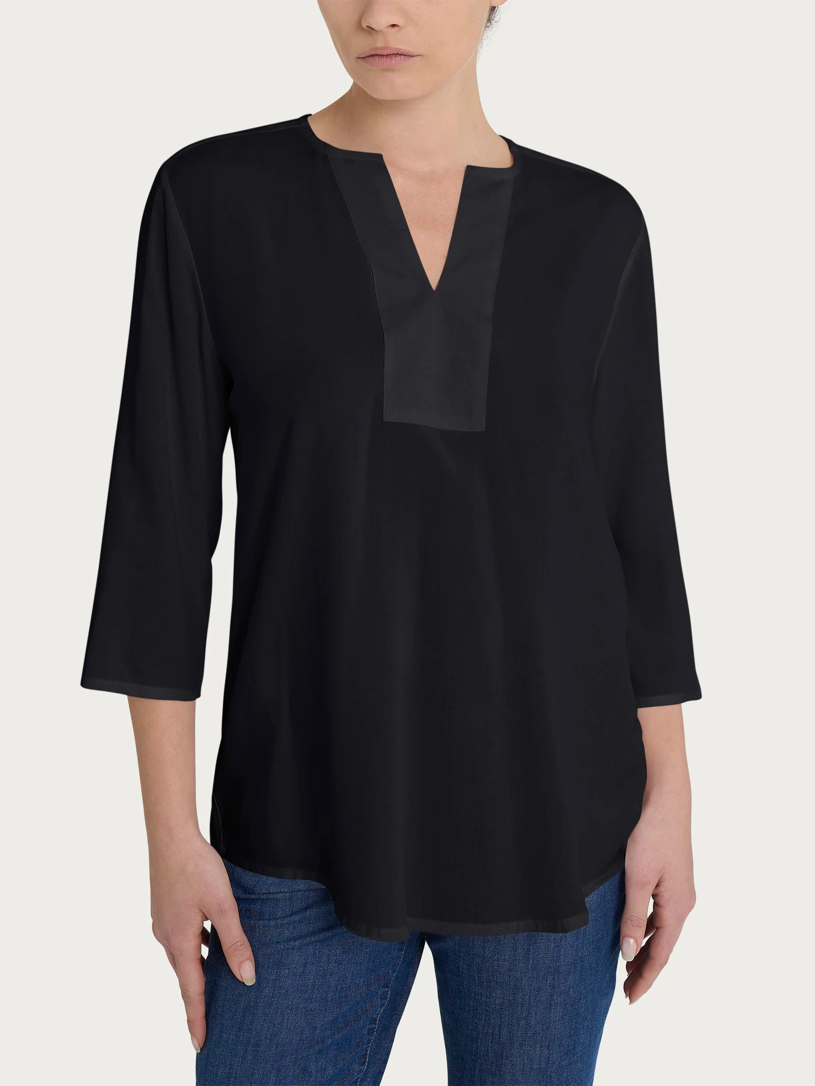Blusa con scollo a V e manica 3/4 in Ecoseta - Nero