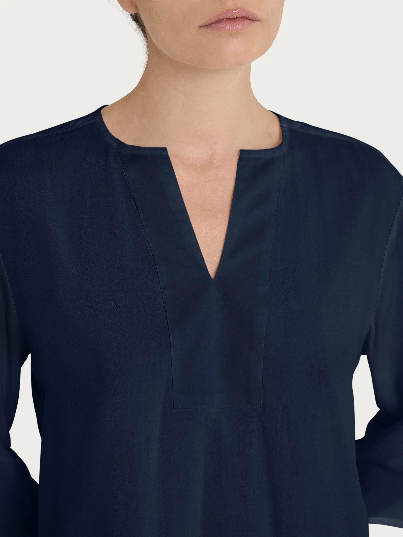 Blusa con scollo a V e manica 3/4 in Ecoseta - Bleu - Image 4