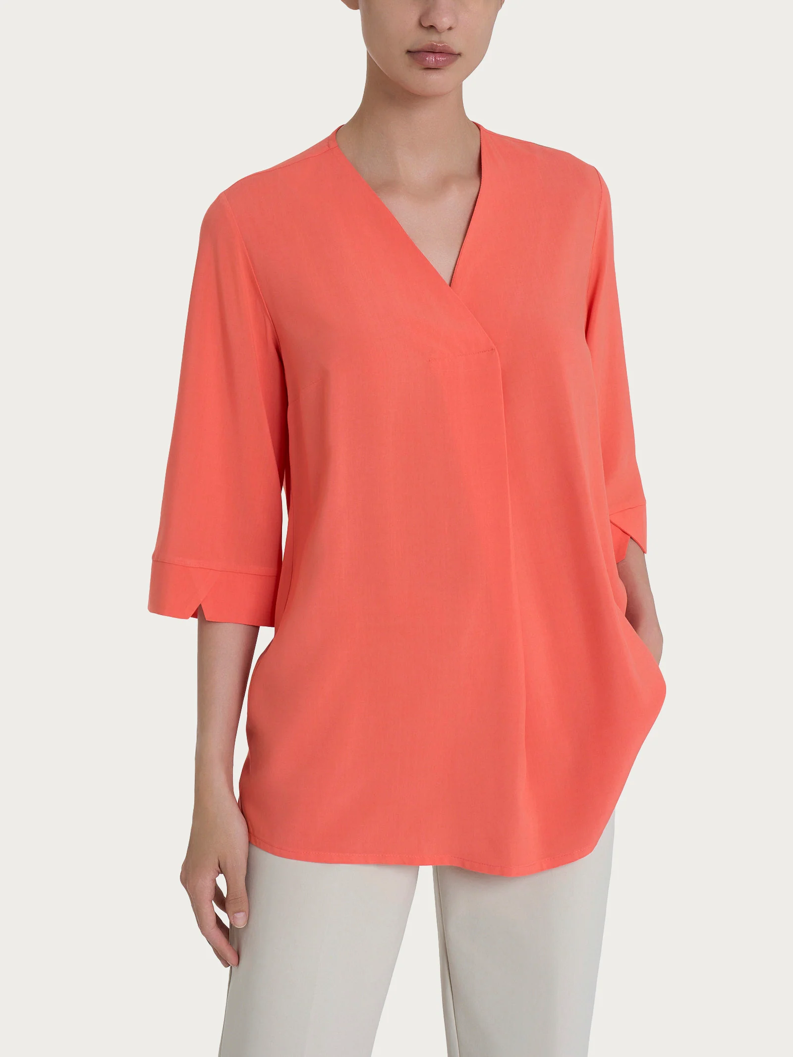 Blusa con scollo a V e manica 3/4 in Ecoseta - Dubarry