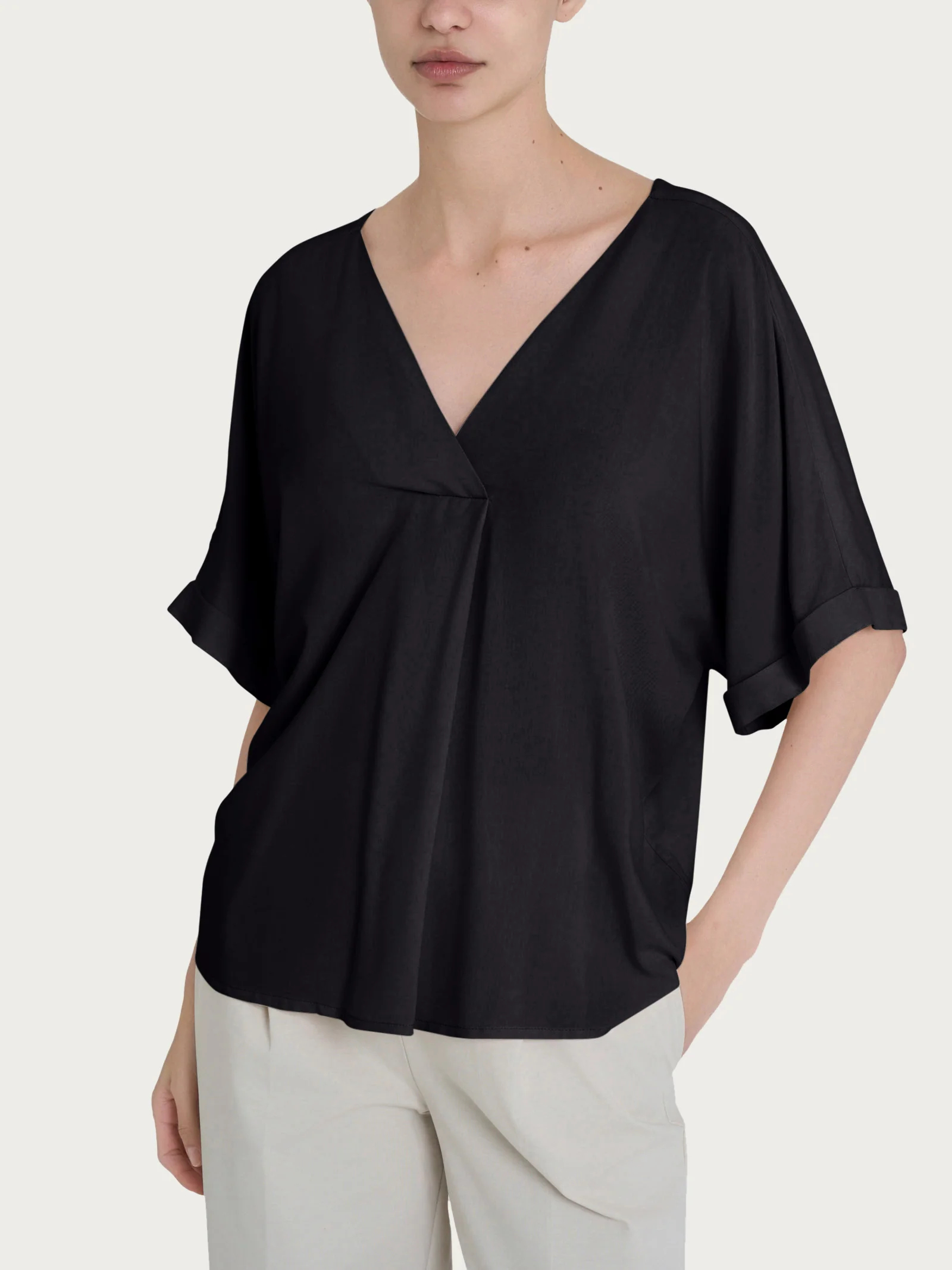 Blusa con scollo a V e manica kimono in Ecoseta - Nero