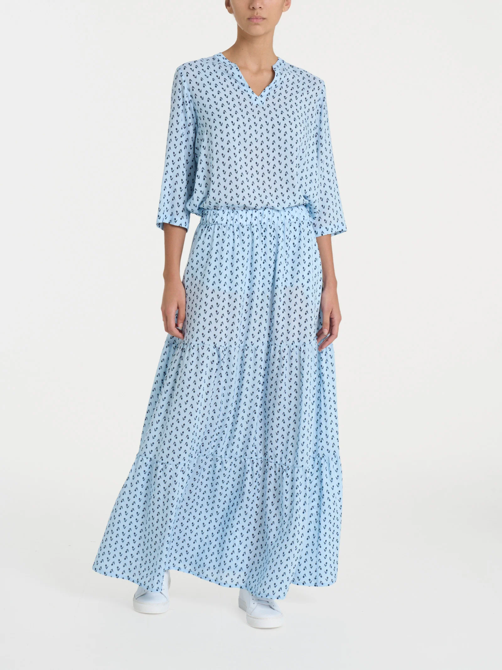 Blusa con scollo a V e tulips pattern in Ecoseta - Fant. Skyway - Image 6