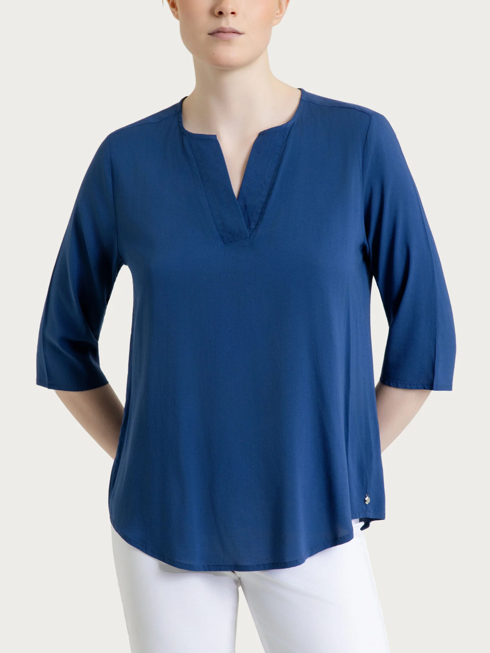 Blusa con scollo a V in Voile Stretch - Oceana