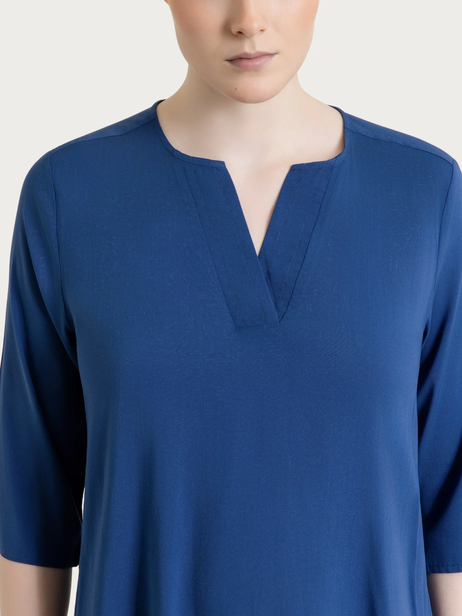Blusa con scollo a V in Voile Stretch - Oceana - Image 3