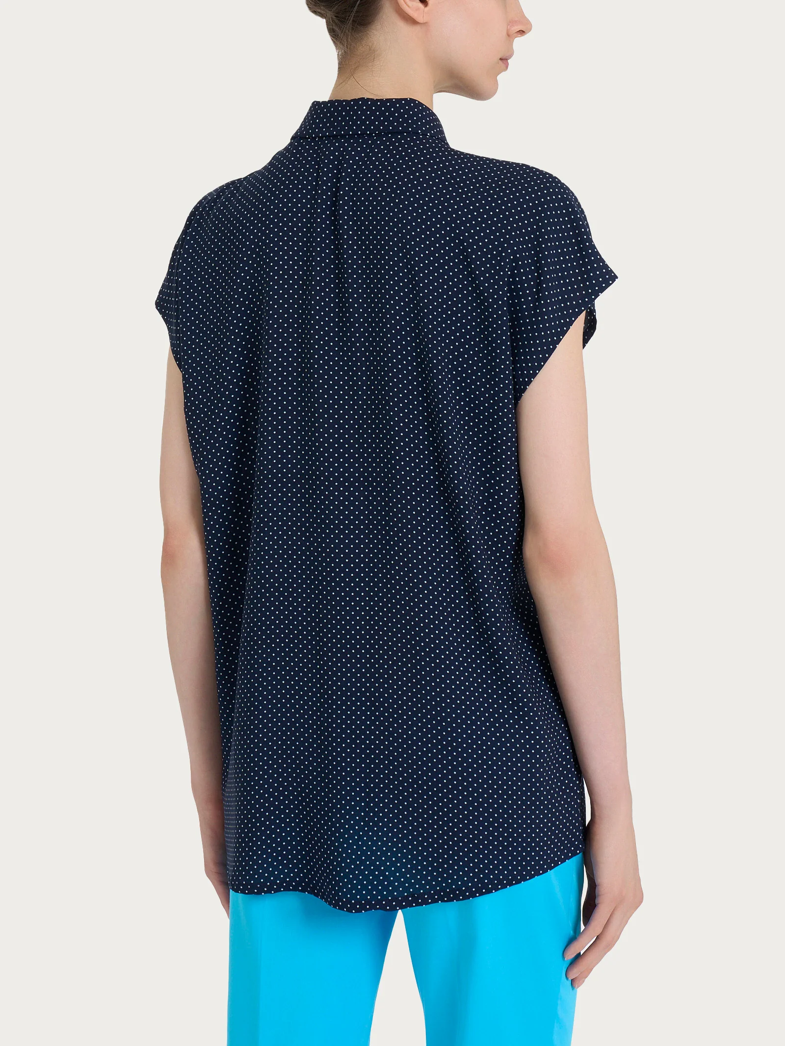 Camicia con dots e manica corta a kimono in Ecoseta - Fant.Bleu - Image 2