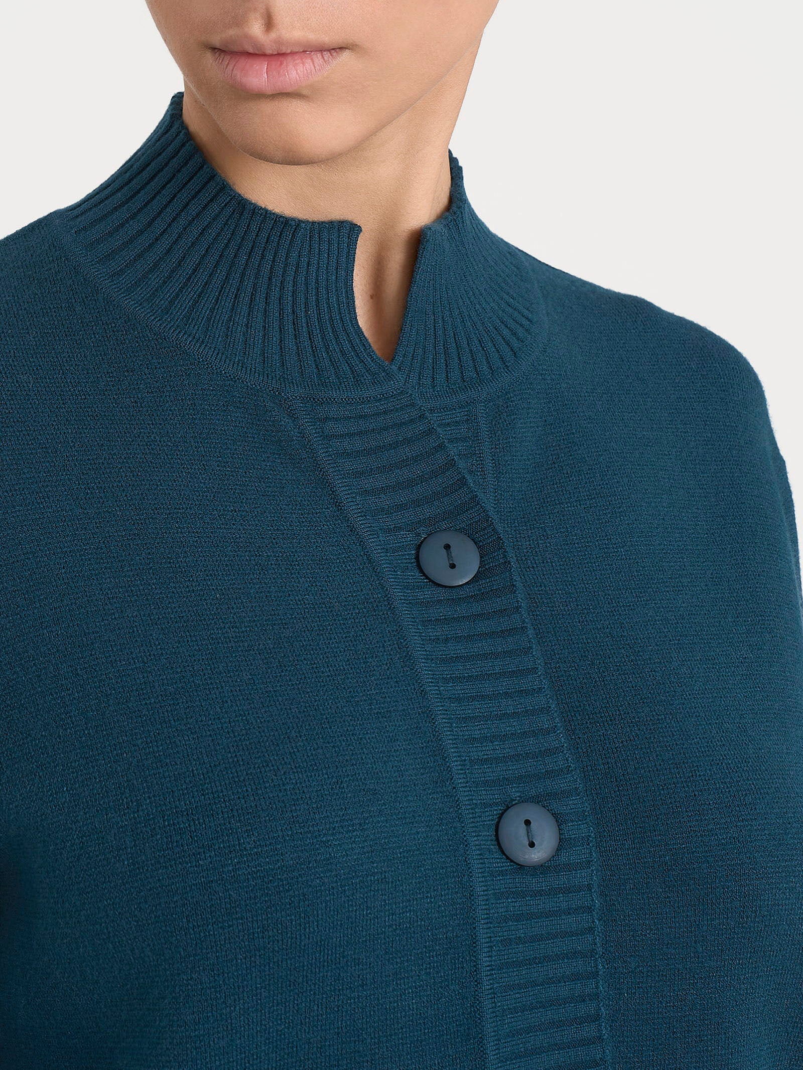 Cardigan asimmetrico con collo alto in Super Soft - Reflecting Pond - Image 4