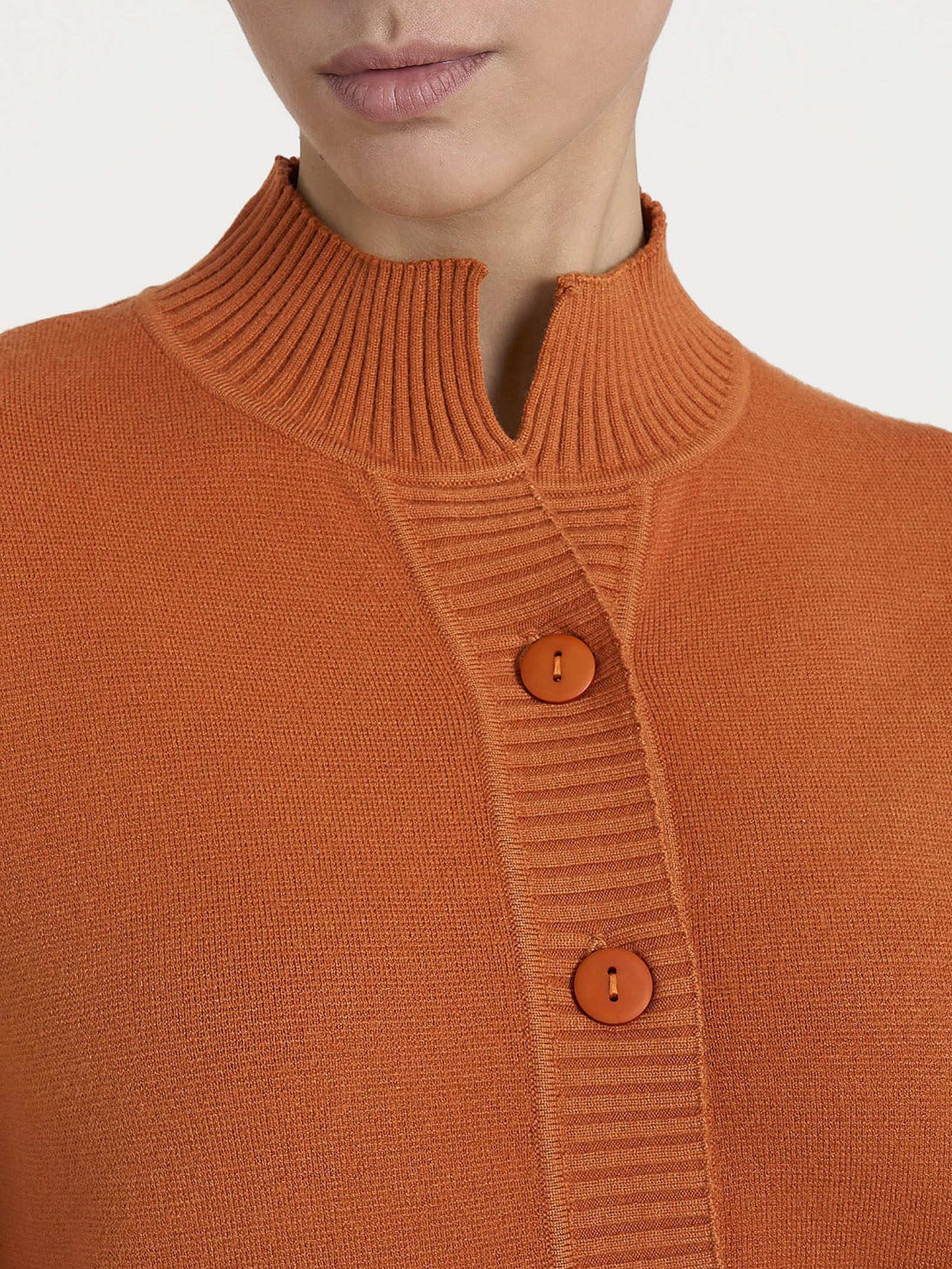 Cardigan asimmetrico con collo alto in Super Soft - Rust - Image 4