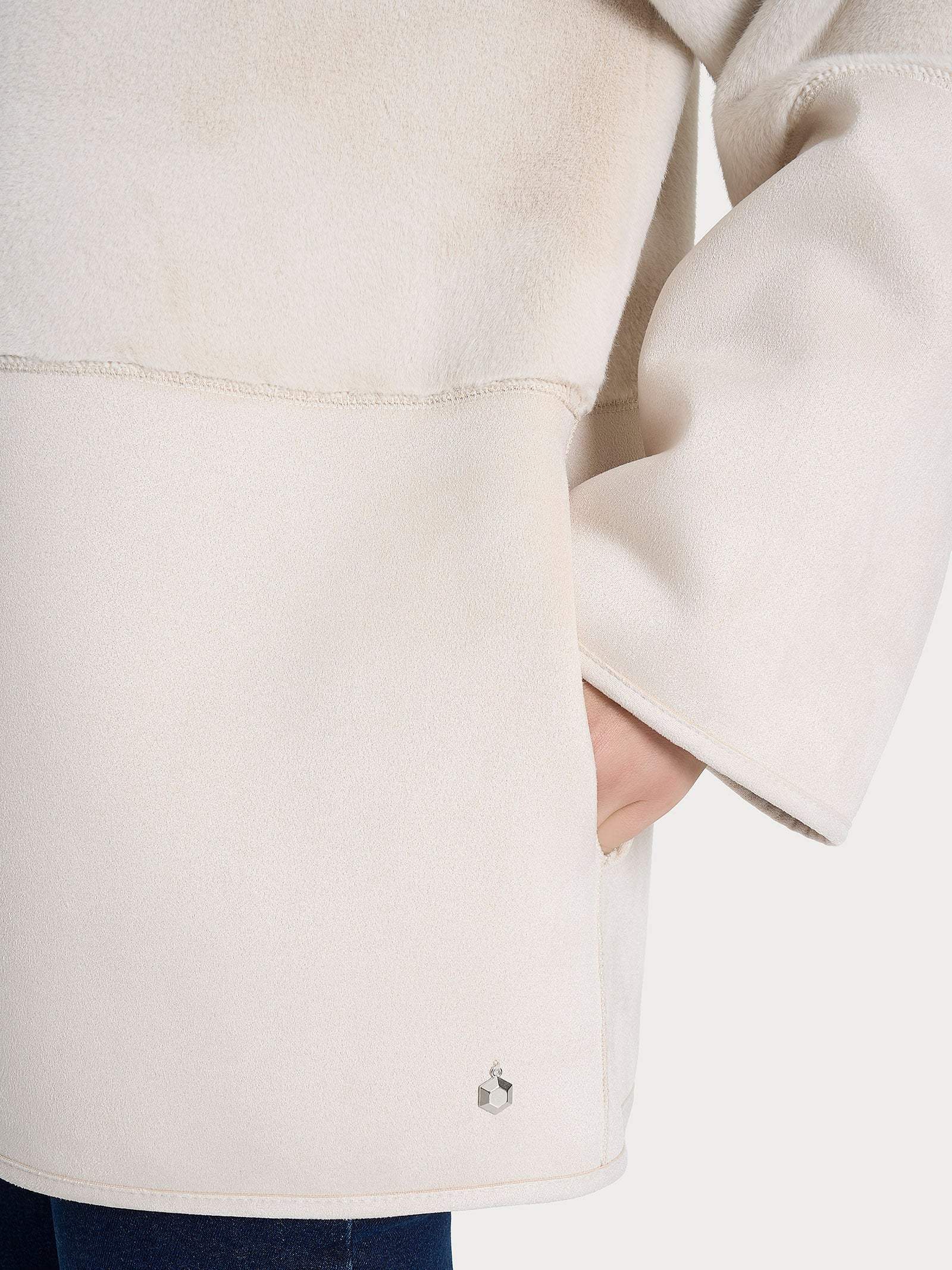 Giacca lunga con collo alto double-face in Vegan Shearling  - Champignon - Image 5