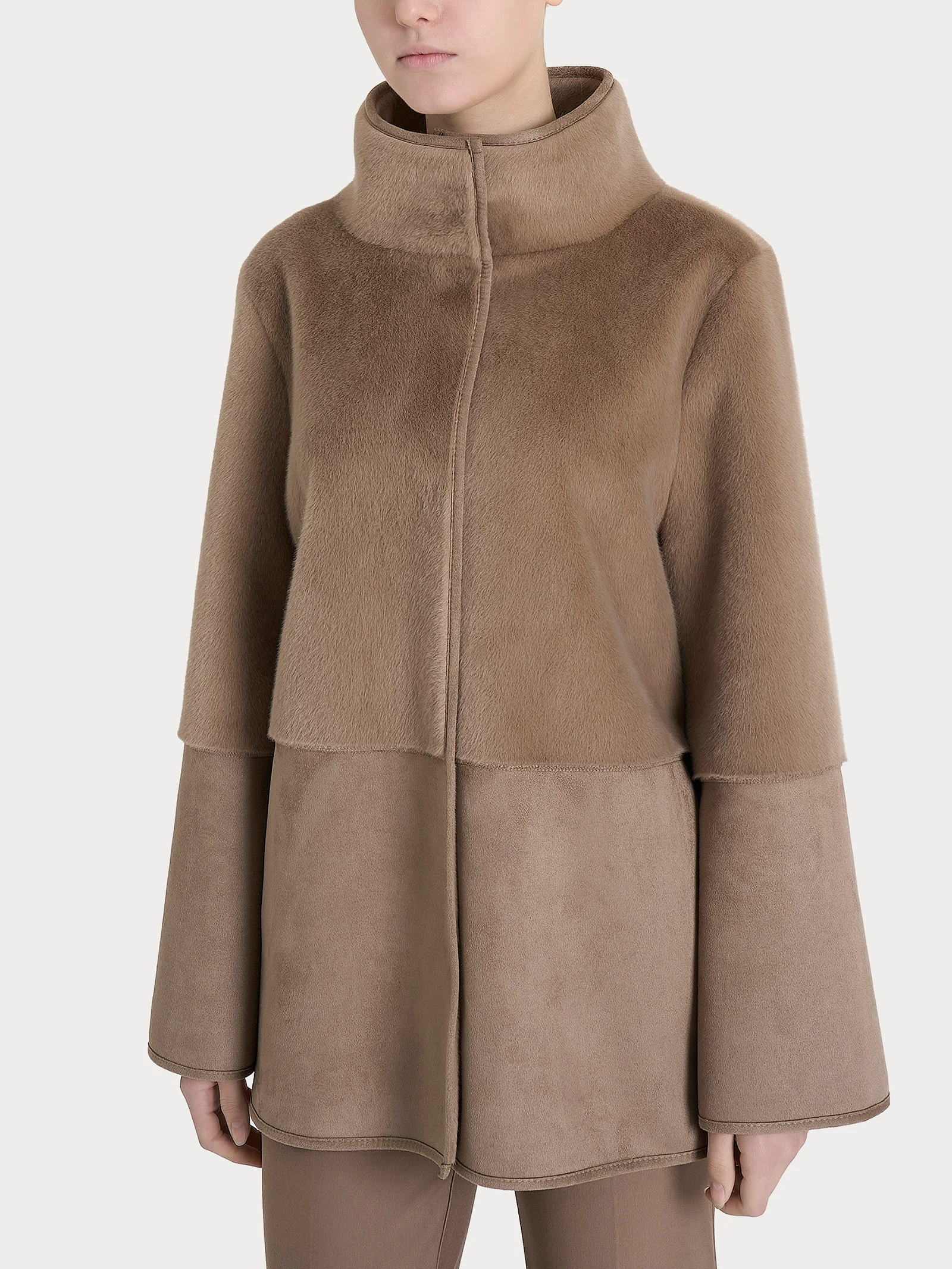 Giacca lunga con collo alto double-face in Vegan Shearling - Pine Bark