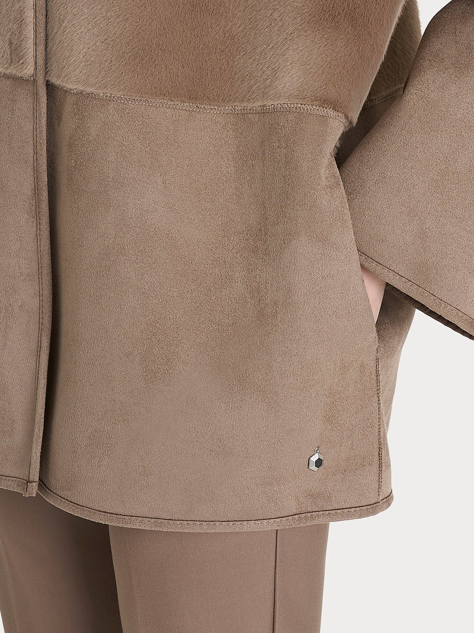 Giacca lunga con collo alto double-face in Vegan Shearling - Pine Bark - Image 6
