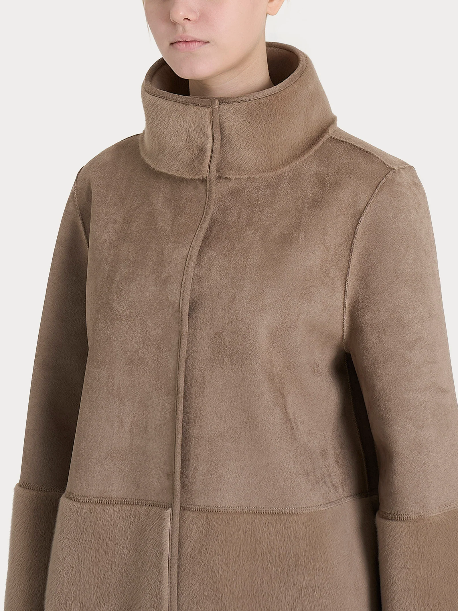Giacca lunga con collo alto double-face in Vegan Shearling - Pine Bark - Image 7