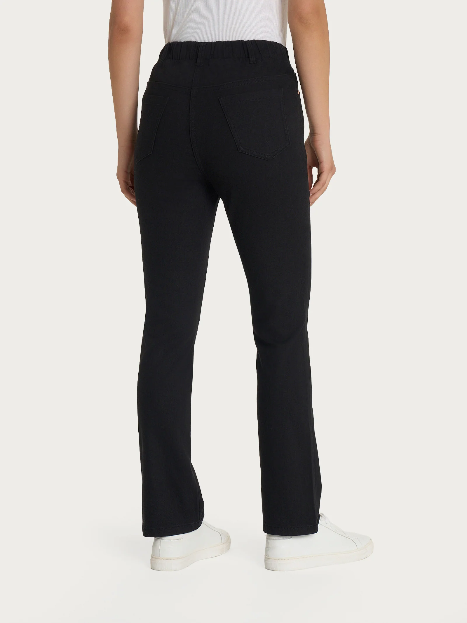 Jeans a gamba dritta con tasche e vita piatta in Light Denim - Nero - Image 4