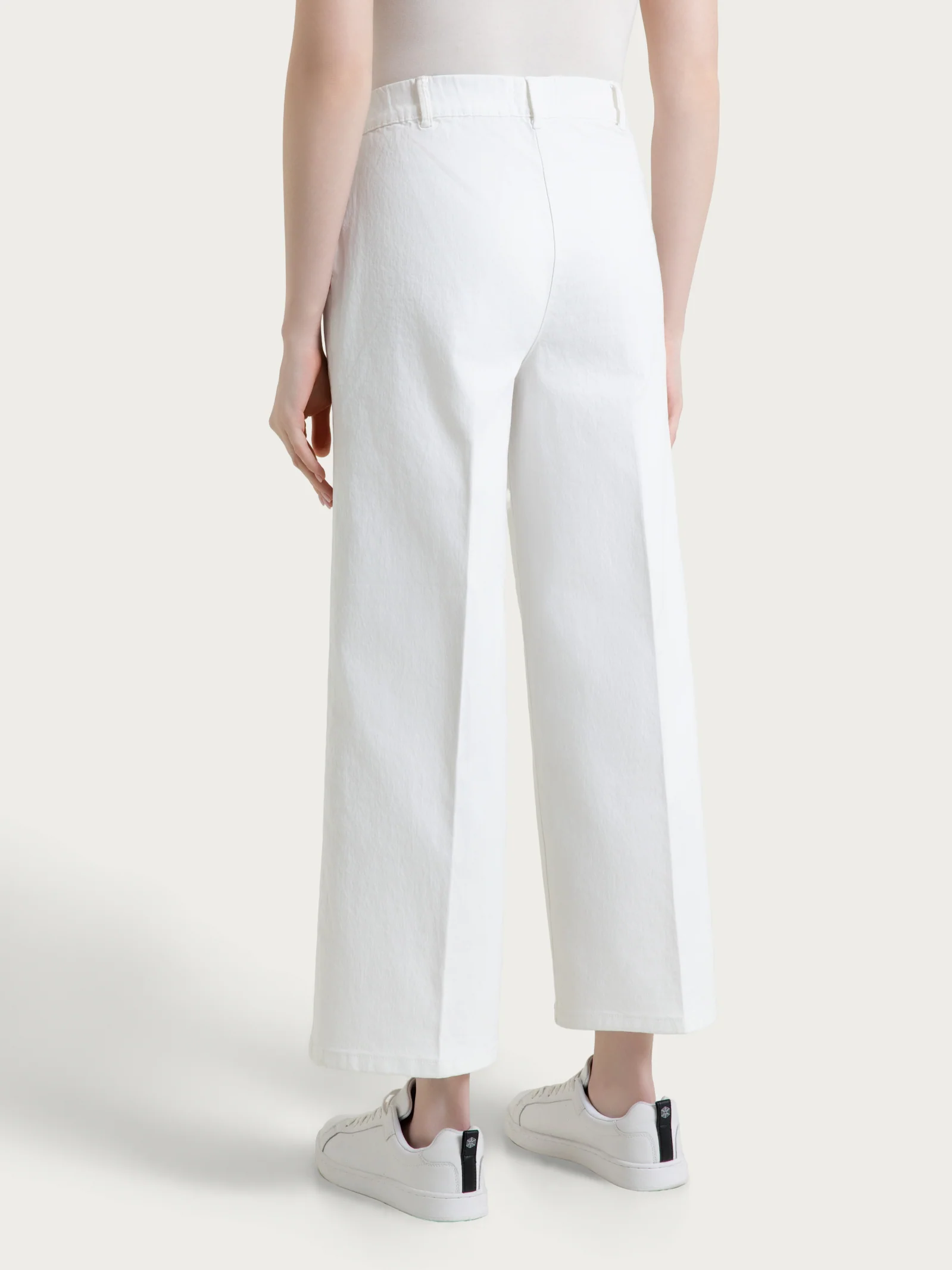 Jeans ampio con nervature e tasche in Light Denim - Bianco - Image 2