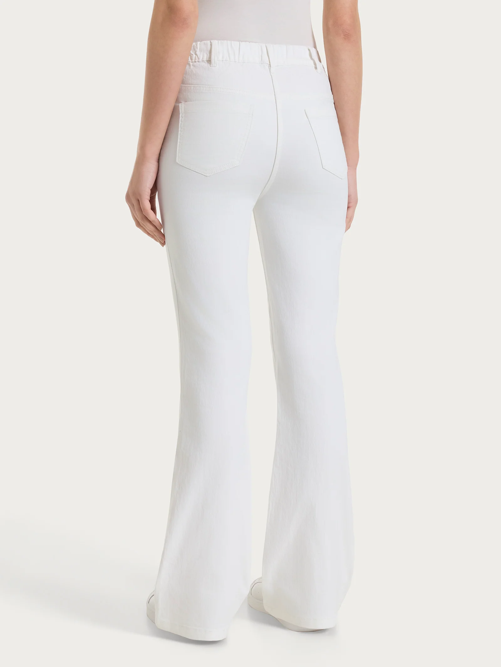 Jeans flare con tasche e vita piatta in Light Denim - Bianco - Image 2