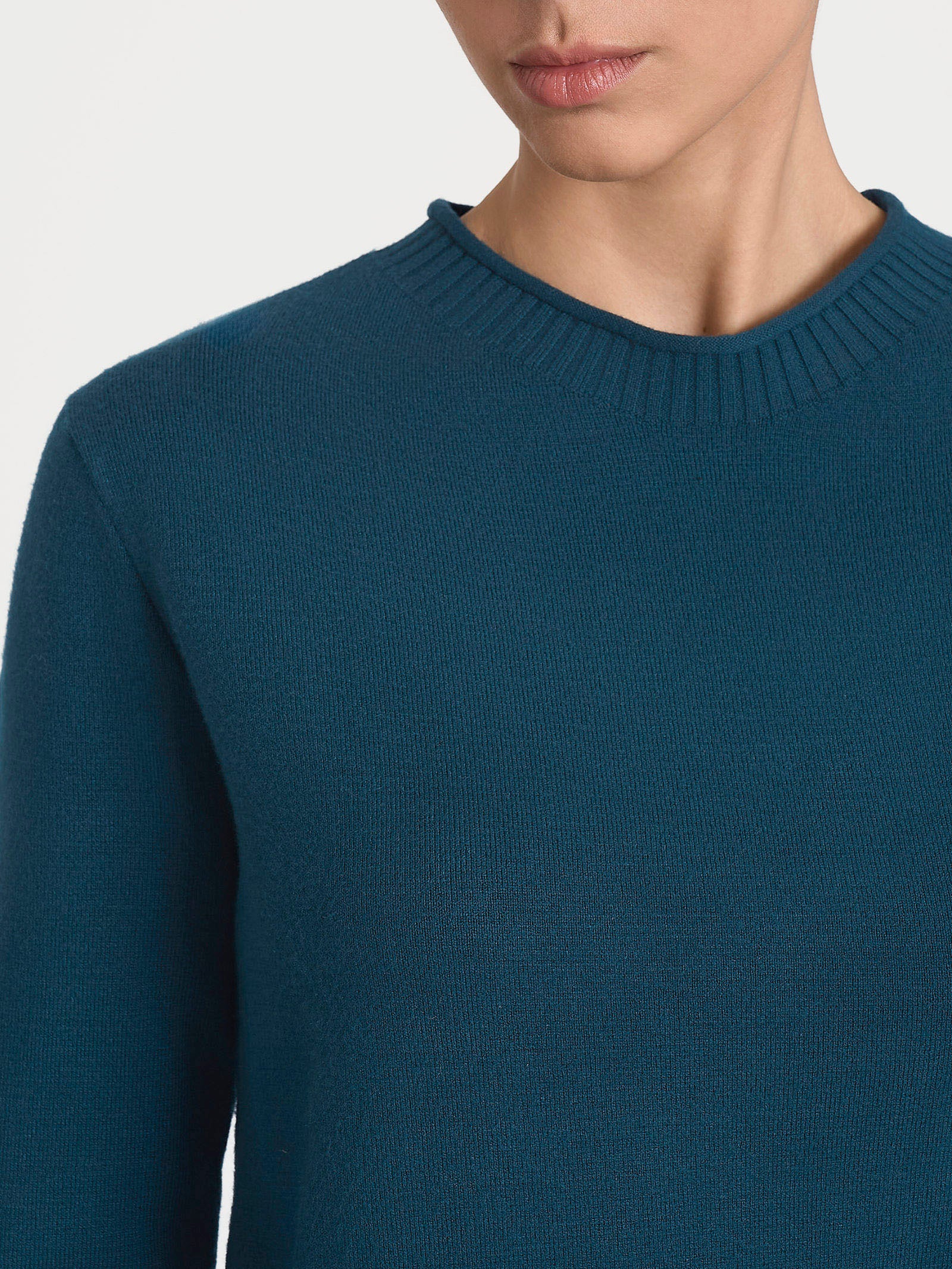 Maglia girocollo in Super Soft - Reflecting Pond - Image 4