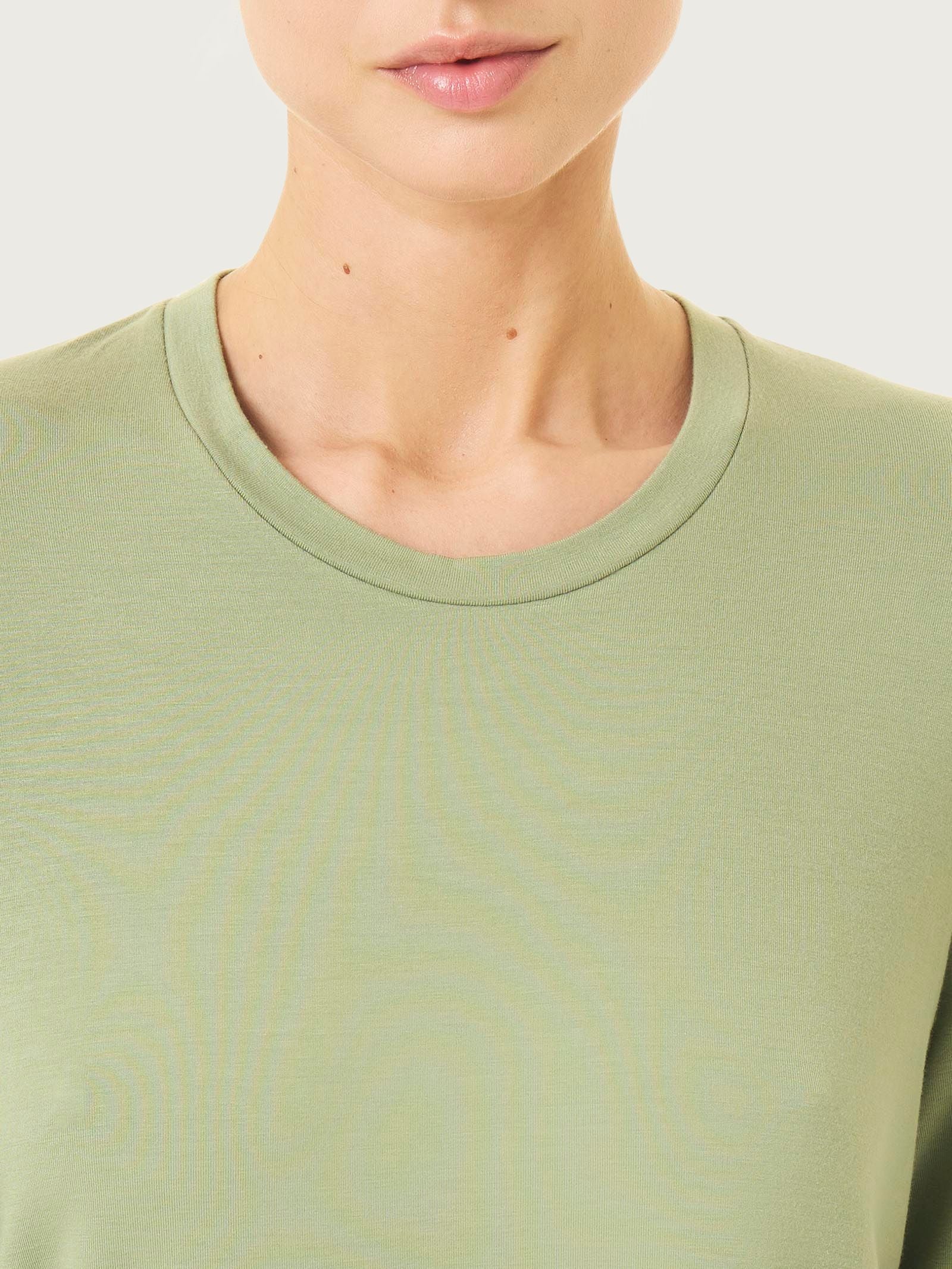 Maglietta girocollo in Eco Viscosa - Dark Olive - Image 4
