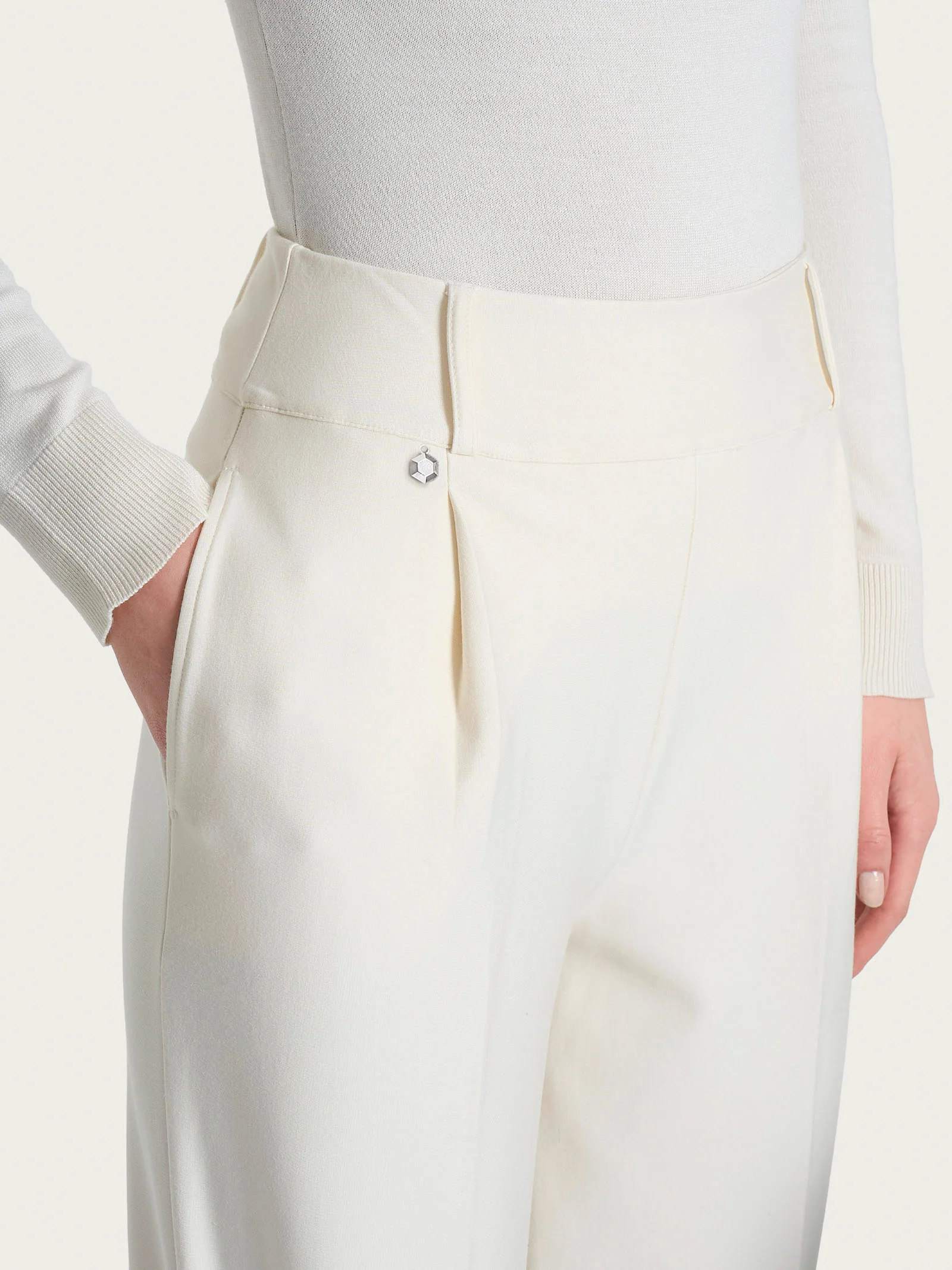 Pantalone a carota con tasche e pinces in Compact - Plum Perfect - Image 3