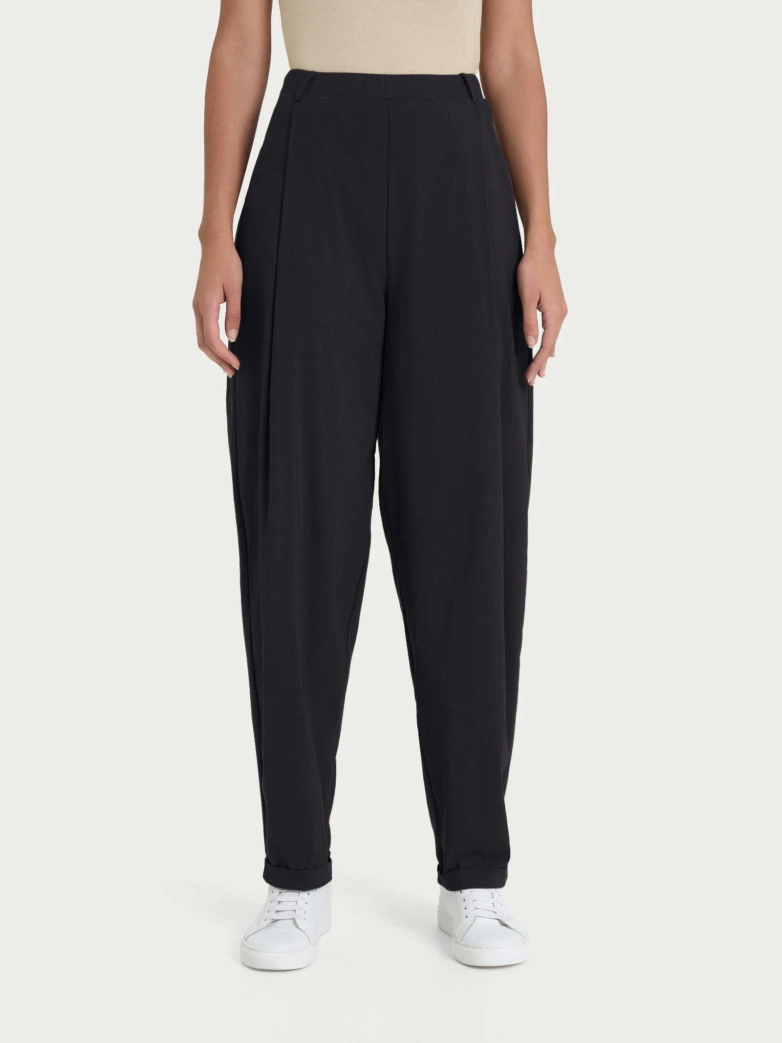 Pantalone a carota con tasche e pinces in Super Fresh - Nero