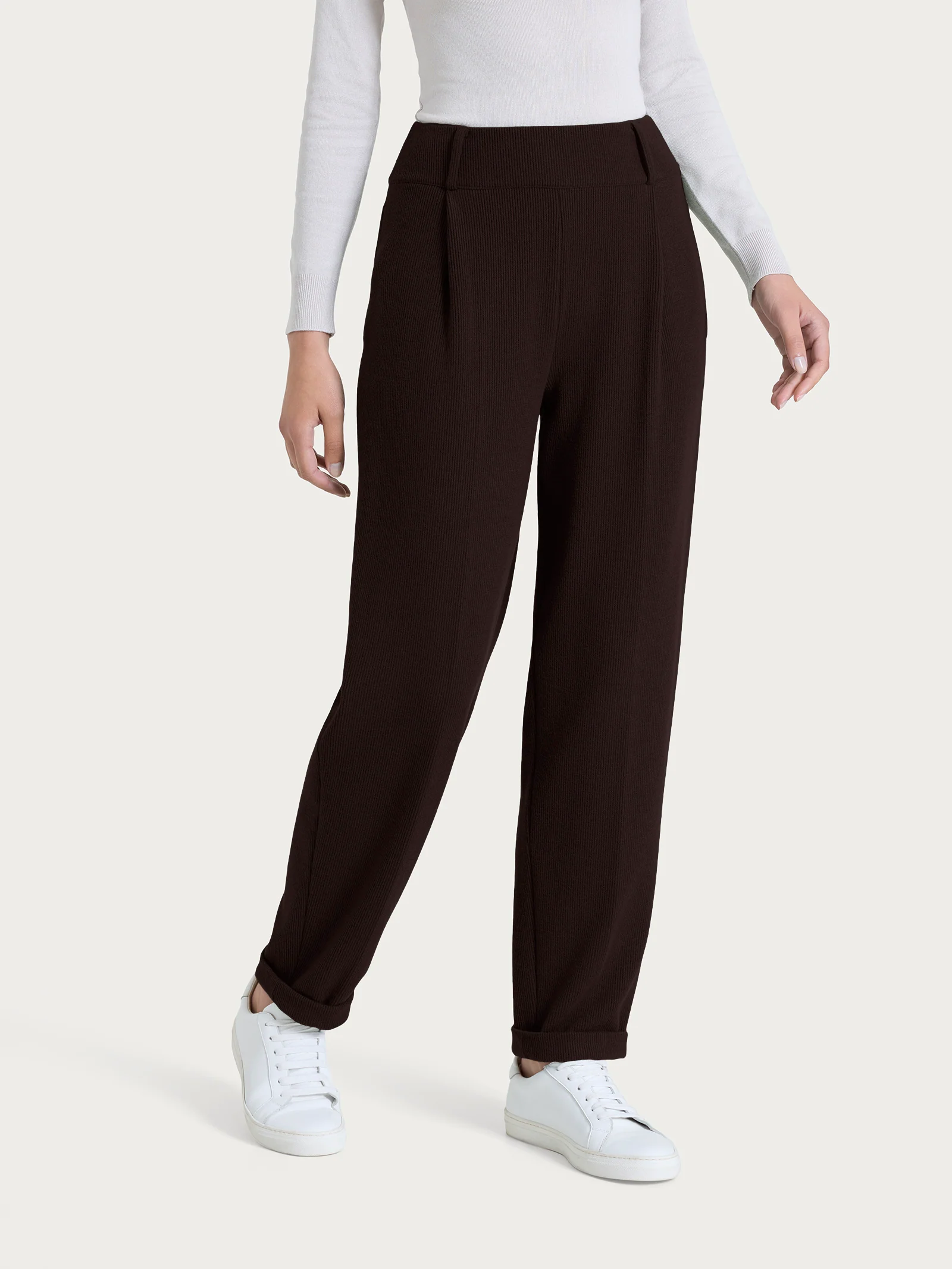 Pantalone a carota con tasche e pinces in Velvet - Chocolate Torte - Image 2