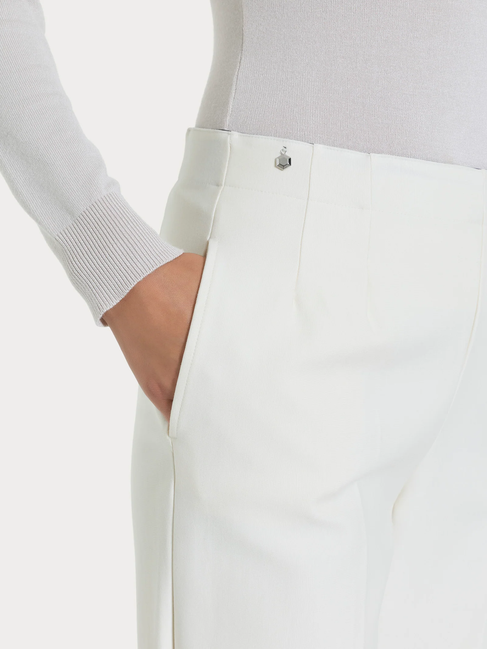 Pantalone a carota con tasche in tessuto Compact - Avorio - Image 5