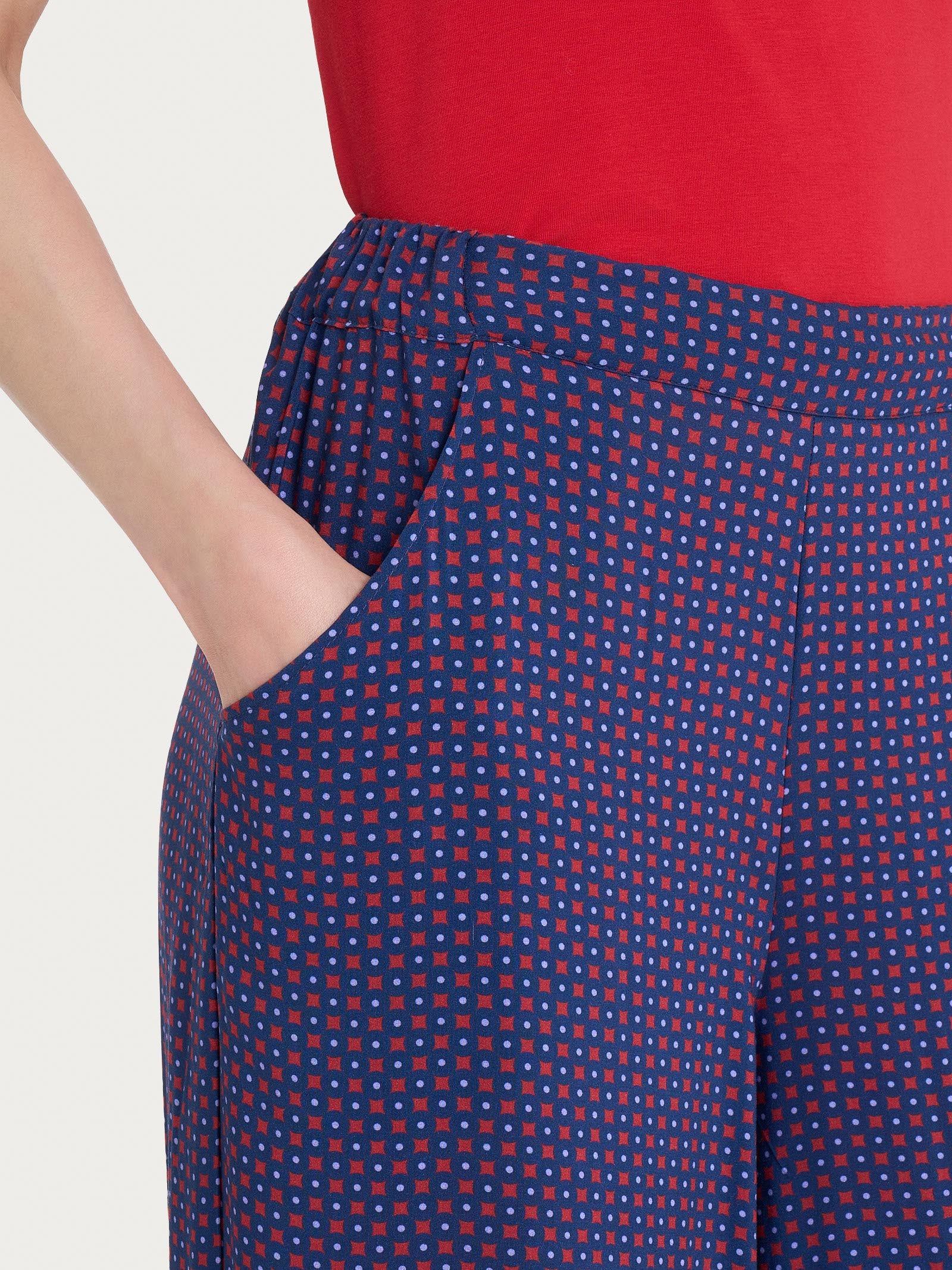 Pantalone a palazzo con tasche e micro pattern in Ecoseta - Fant. Salsa - Image 3