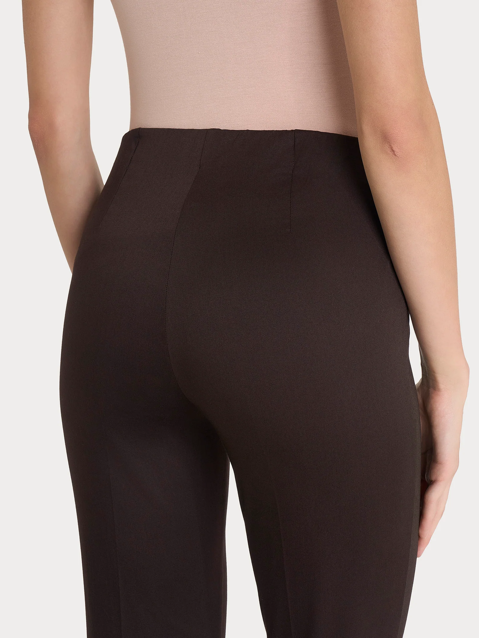 Pantalone a sigaretta con spacchetti in Satin Power - Chocolate Torte - Image 3