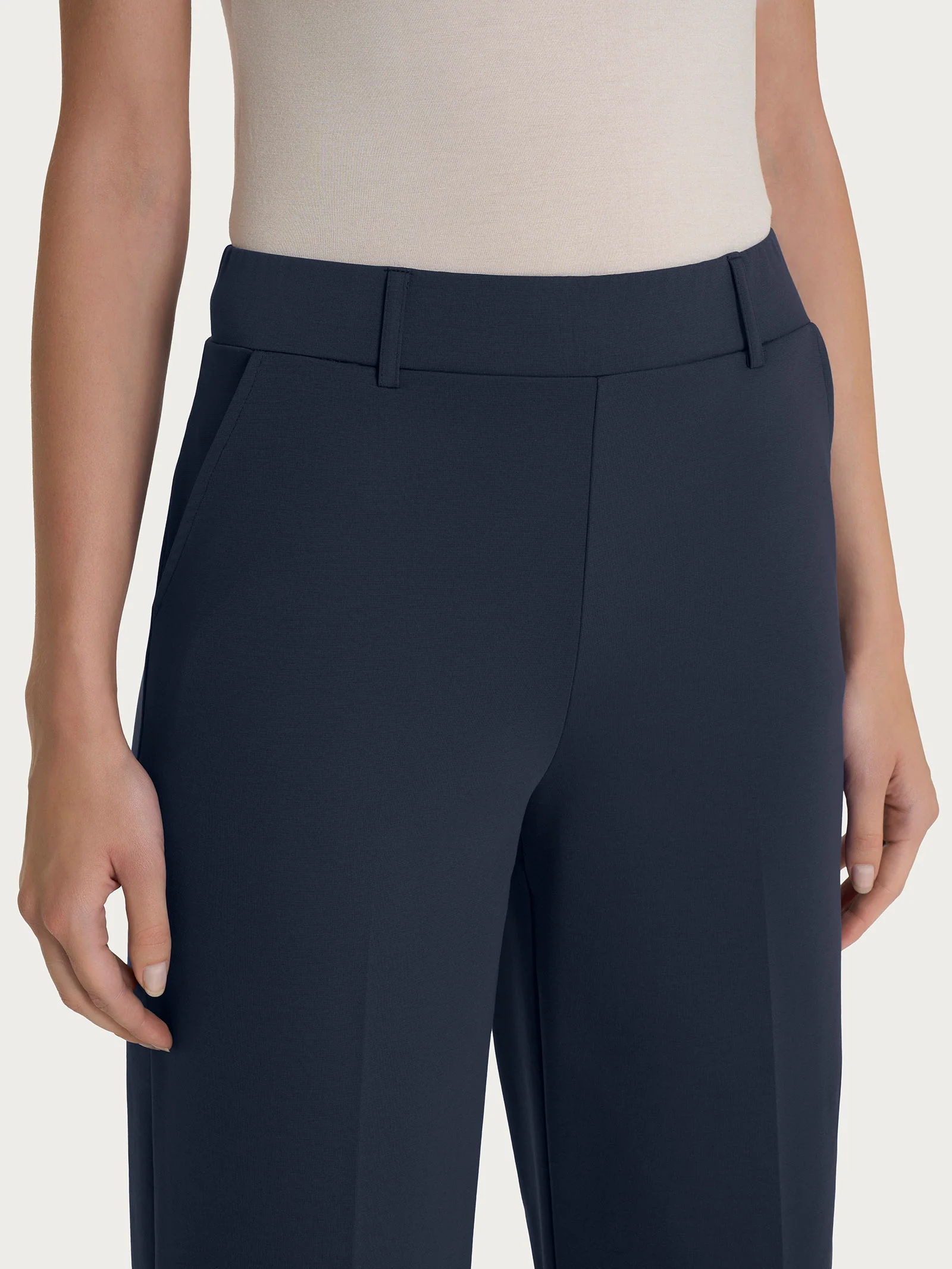 Pantalone ampio alla caviglia con tasche in Compact Light - Bleu - Image 3