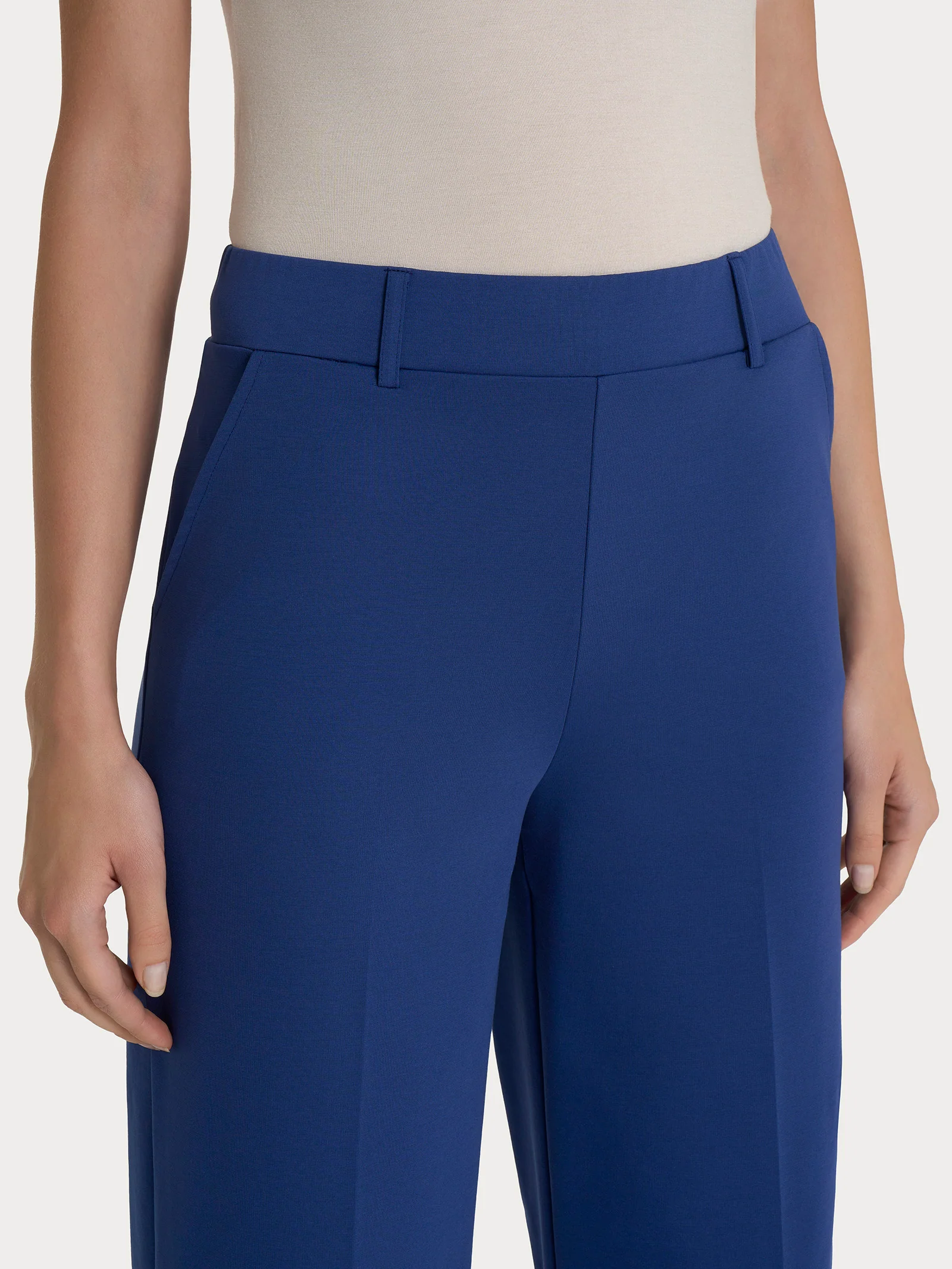 Pantalone ampio alla caviglia con tasche in Compact Light - Blueberry - Image 3