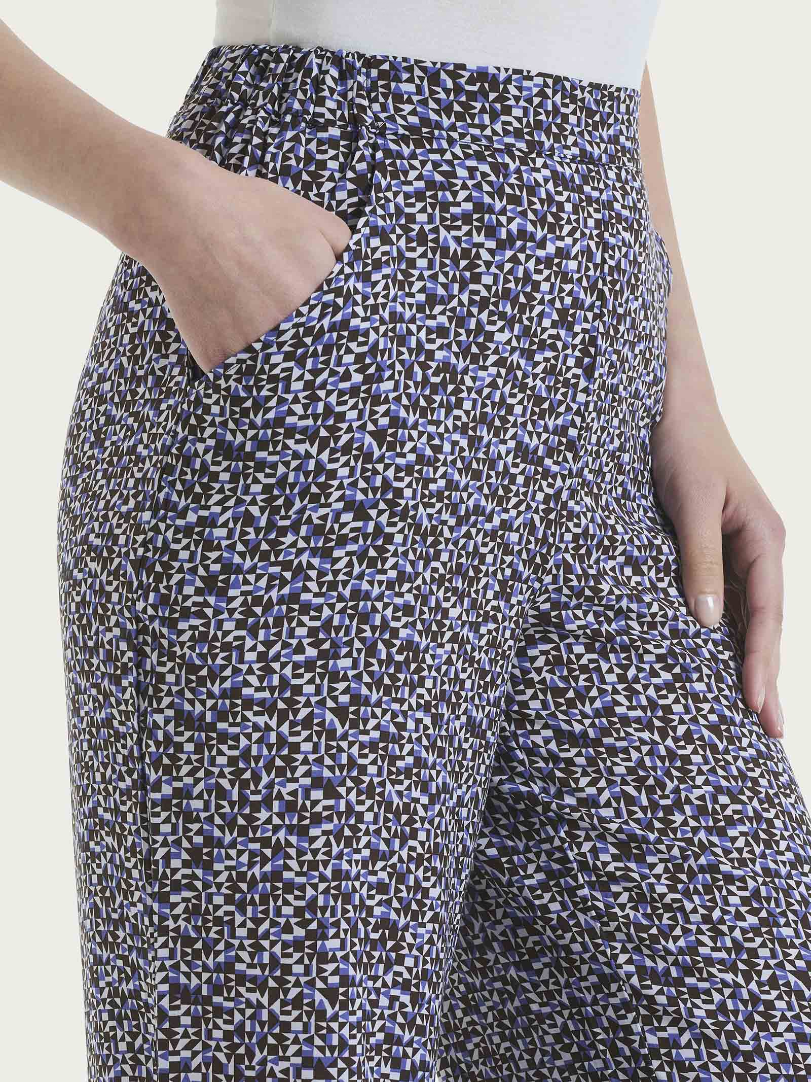 Pantalone ampio con tasche con geometric pattern in Ecoseta - Fant. Thistle - Image 3