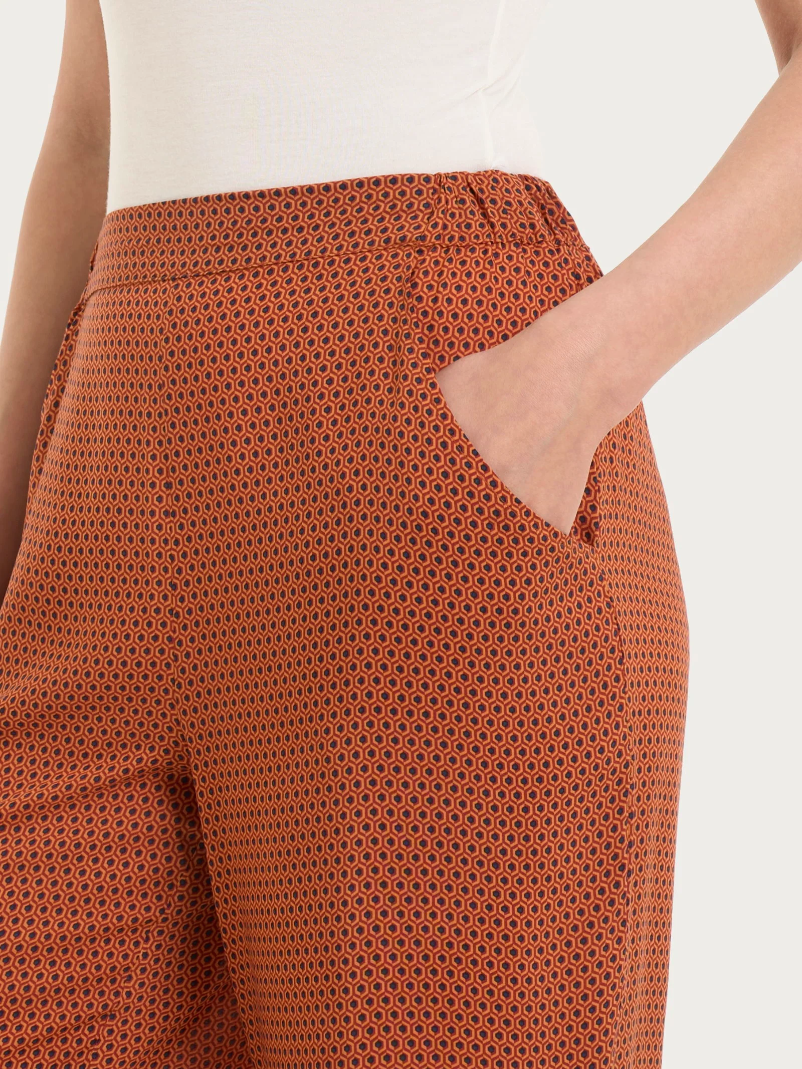 Pantalone ampio con tasche e hexagon pattern in Ecoseta - Fant. Red Ochre - Image 3