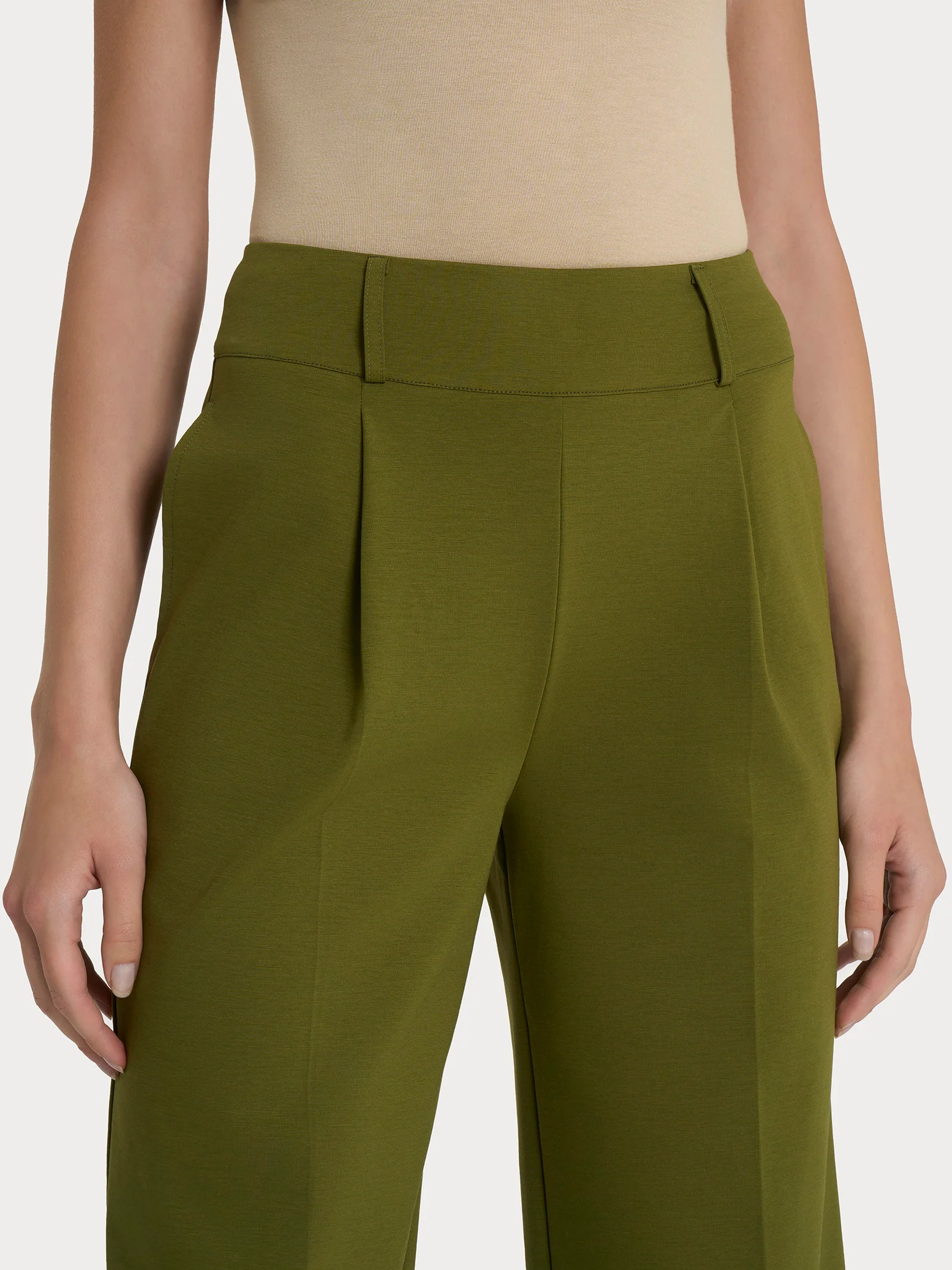 Pantalone ampio con tasche e pinces in Compact Light - Sphagnum - Image 5
