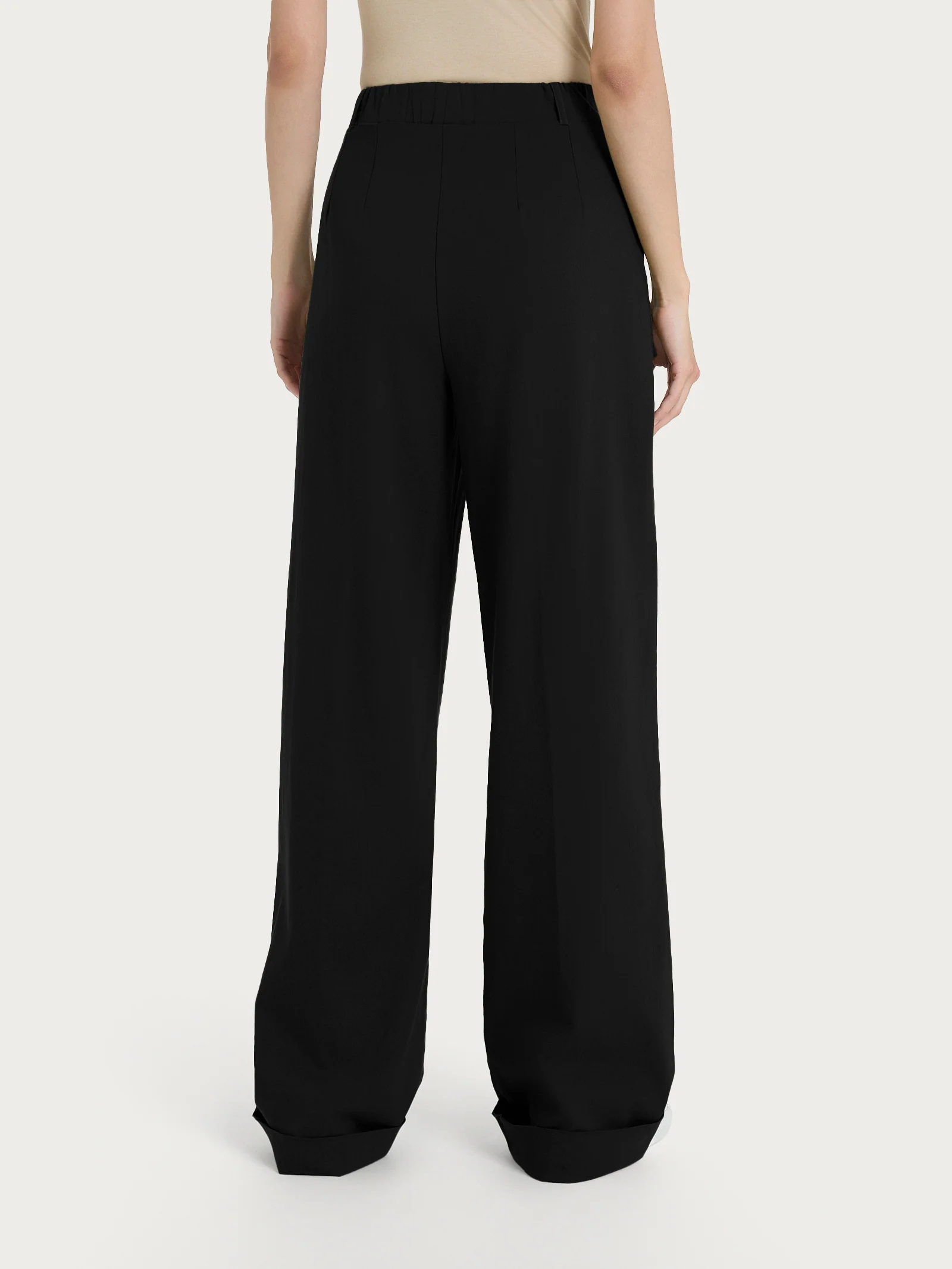 Pantalone ampio con tasche e pinces in Super Natural - Nero - Image 2