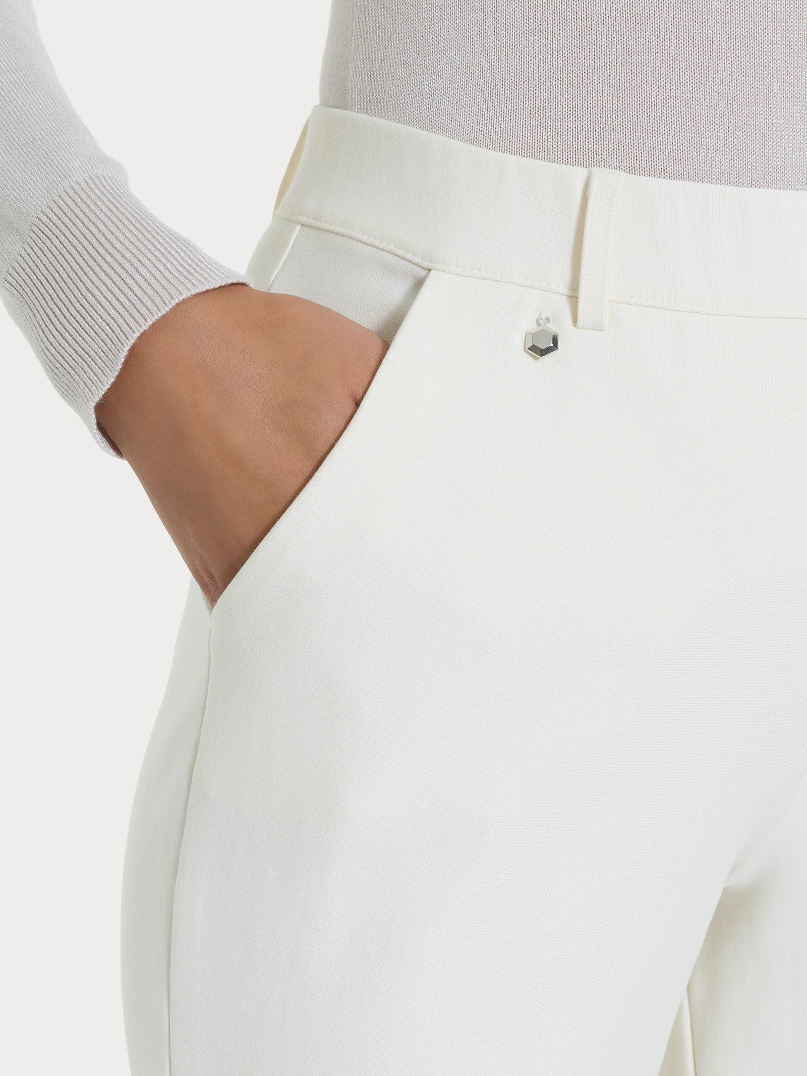 Pantalone ampio con tasche e risvolto in Compact - Avorio - Image 5