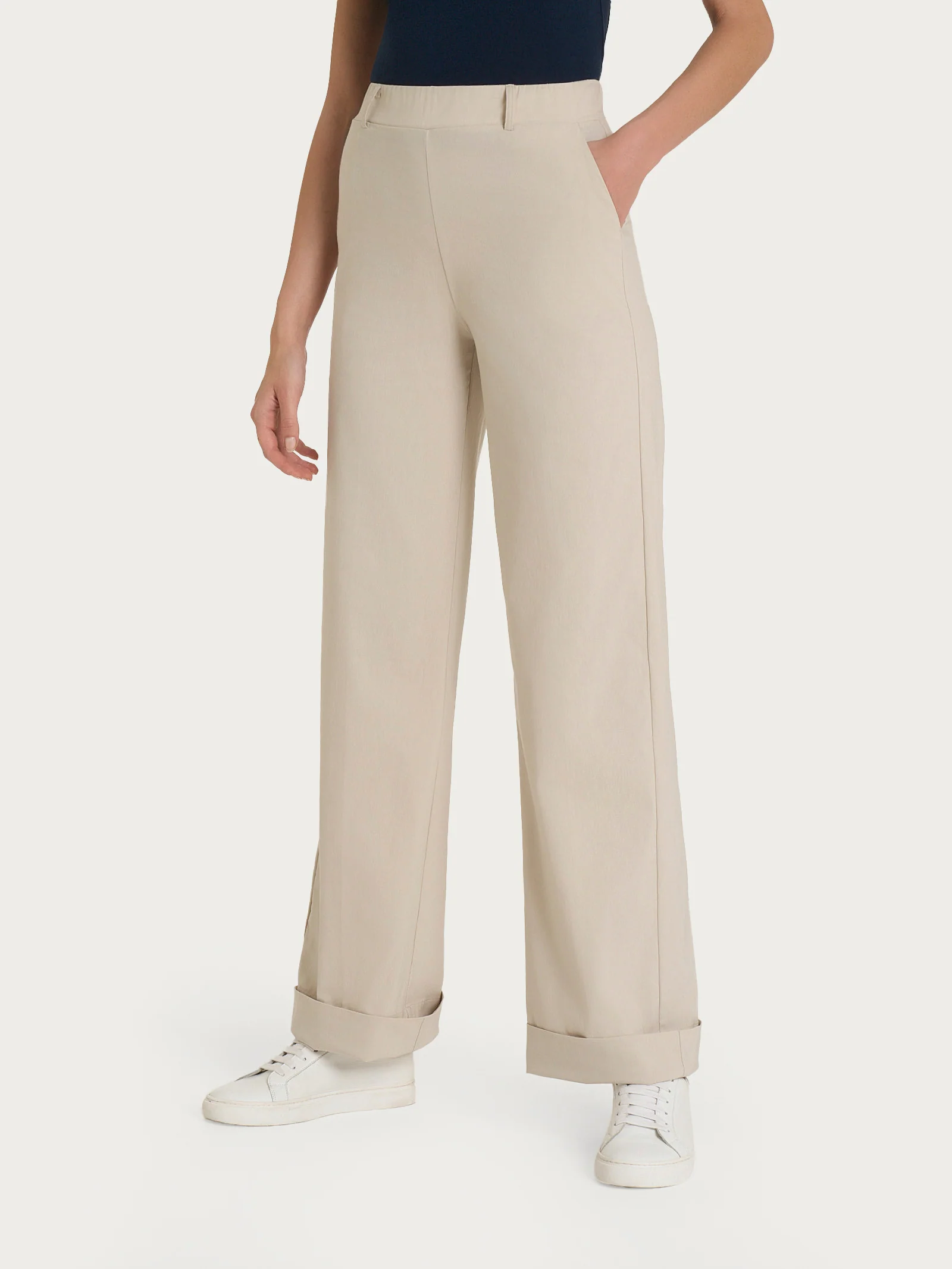 Pantalone ampio con tasche e risvolto in Super Fresh - Champignon - Image 2