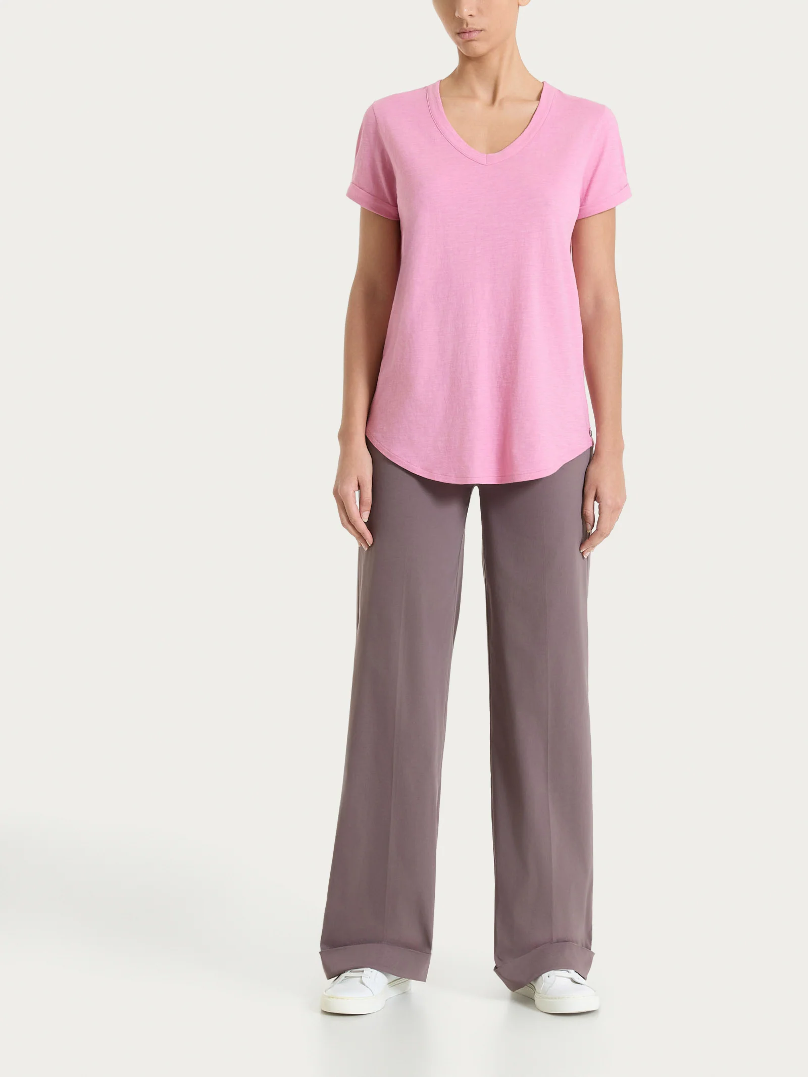 Pantalone ampio con tasche e risvolto in Super Fresh - Plum Truffle - Image 8
