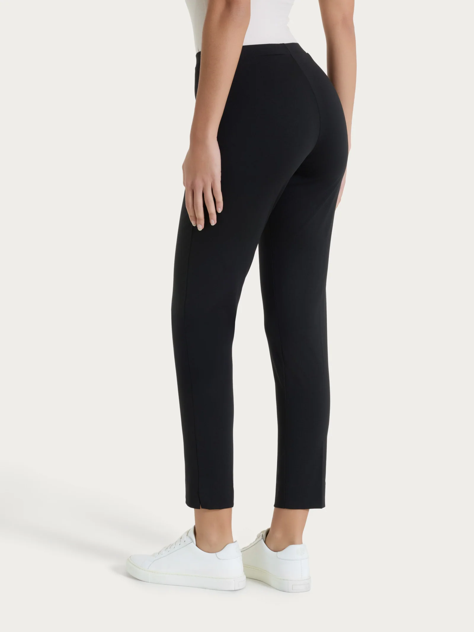 Pantalone capri con spacchetti in Compact Light - Nero - Image 2
