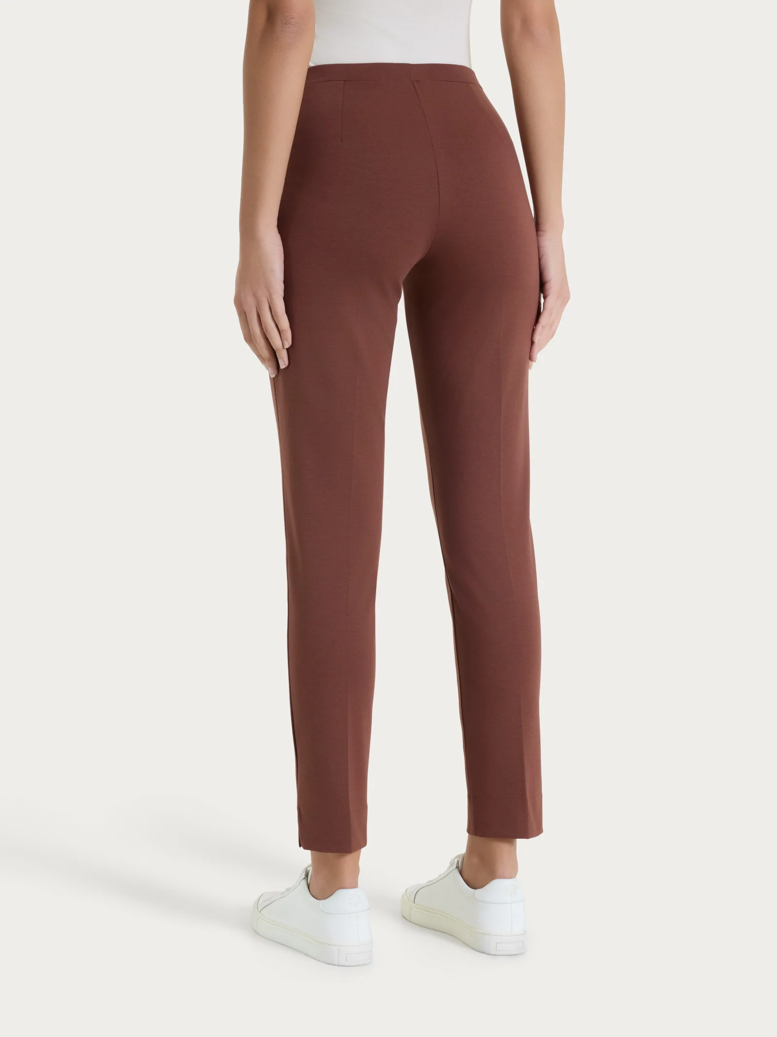 Pantalone capri con spacchetti in Compact Light - Cappuccino - Image 2