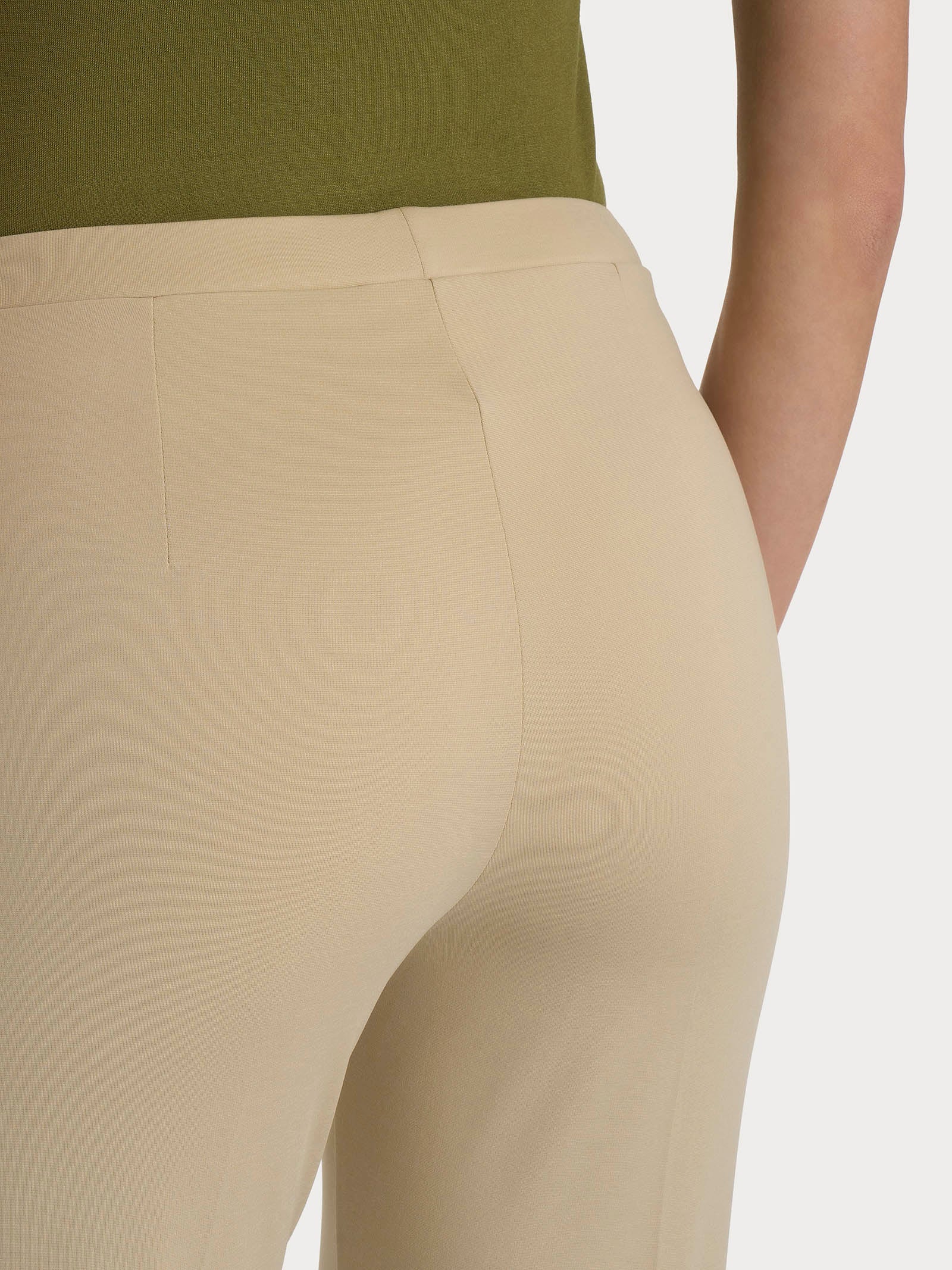 Pantalone capri con spacchetti in Compact Light - Irish Cream - Image 4