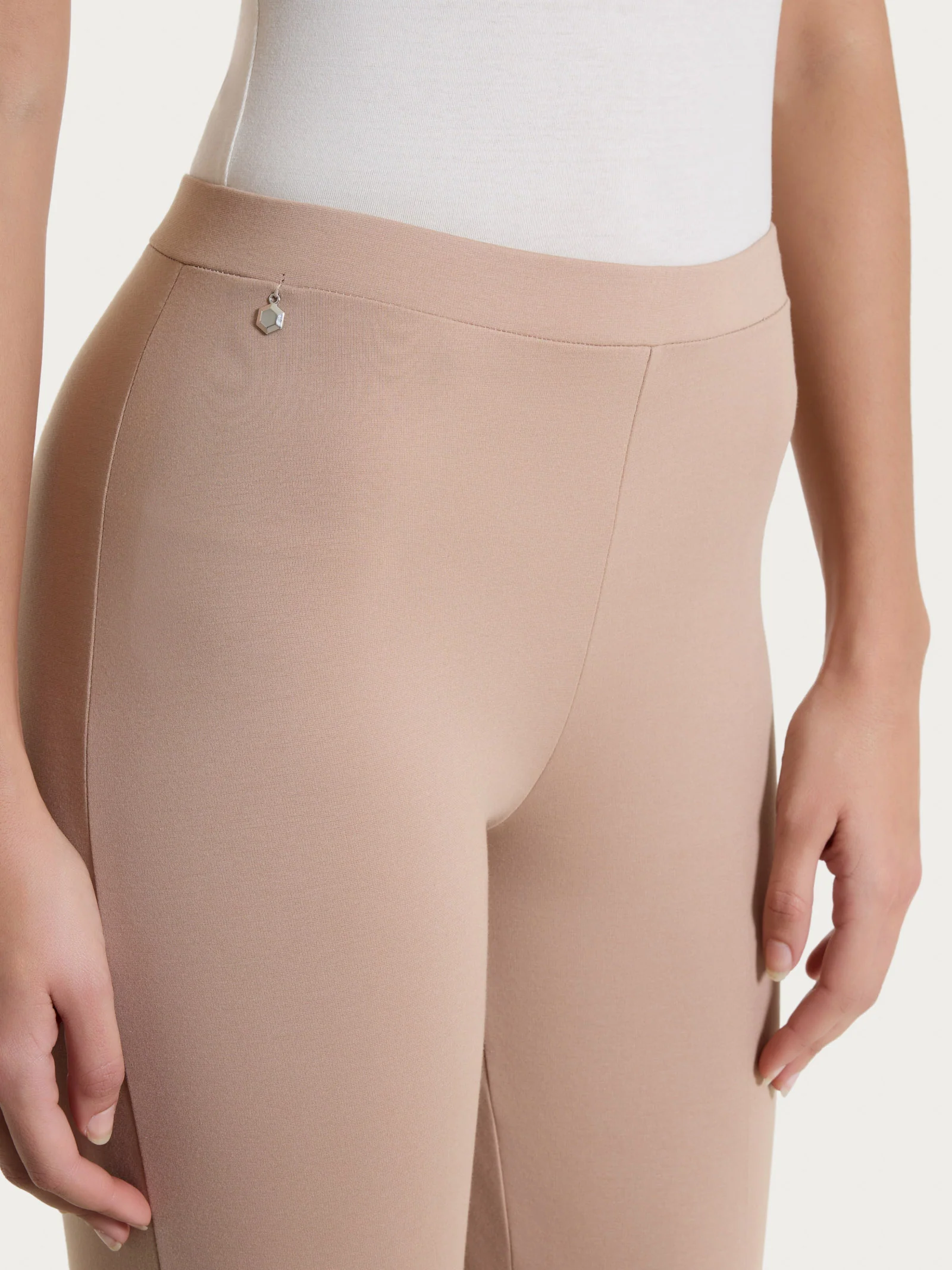 Pantalone capri con spacchetti in Compact Light - Warm Taupe - Image 3