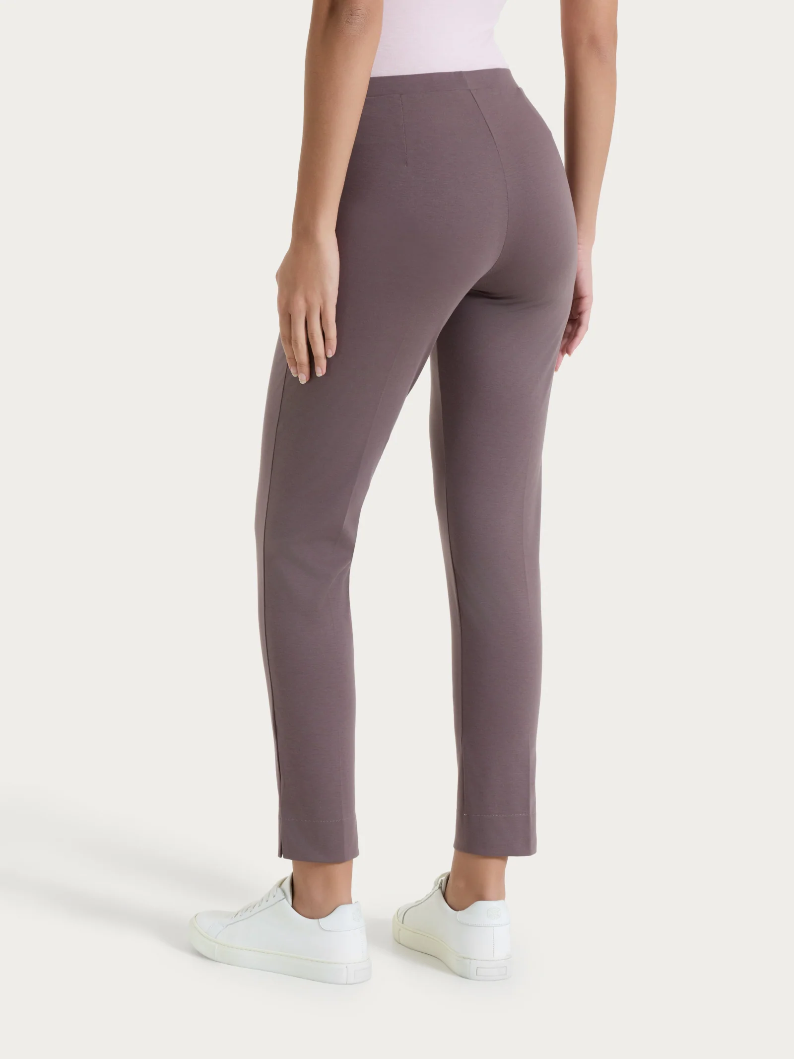 Pantalone capri con spacchetti in Compact Light  - Plum Truffle - Image 2